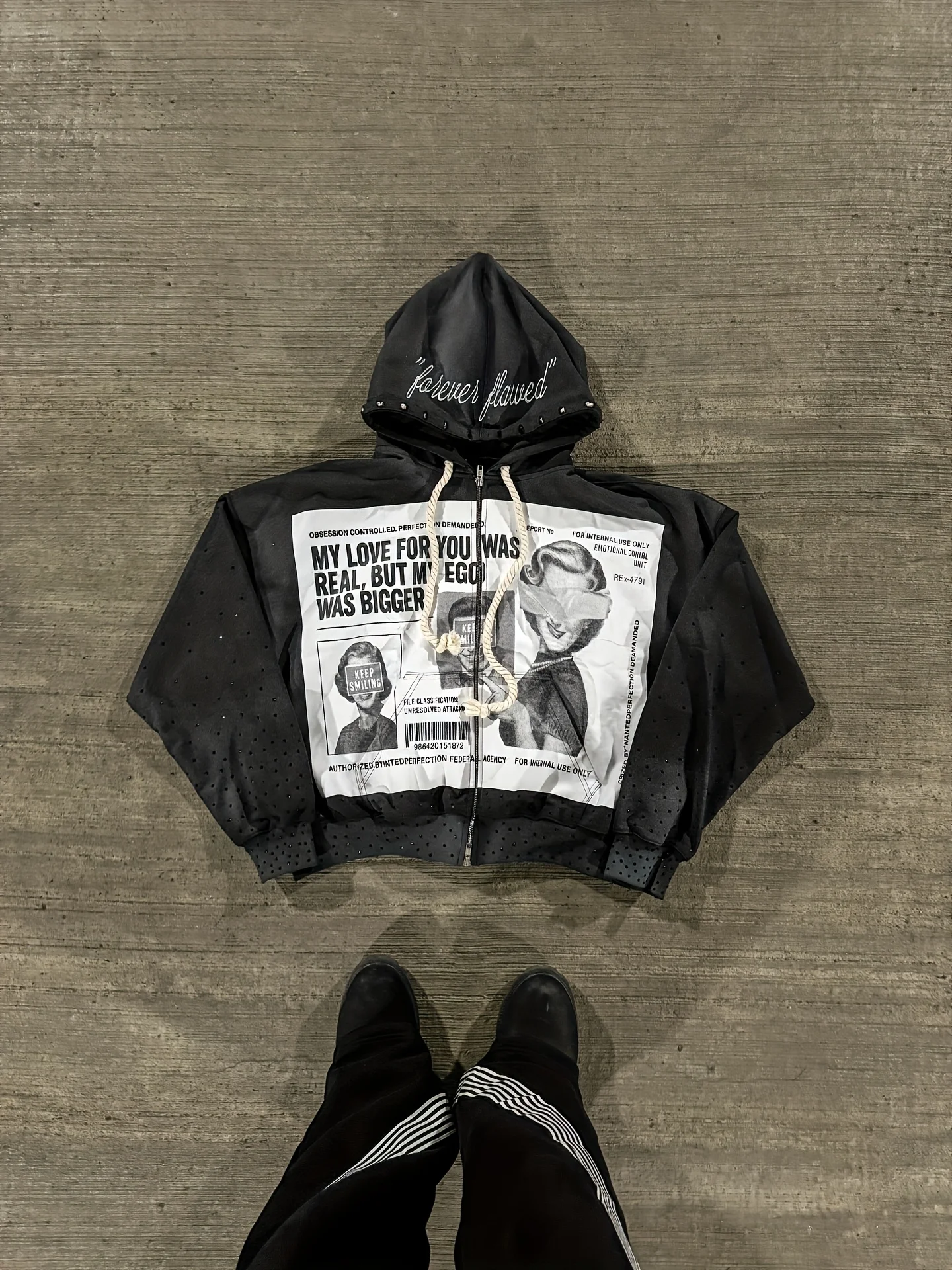 

This streetwear-inspired Y2K printed hoodie features a striking newspaper print, a relaxed zipper design, and adorned with edgy