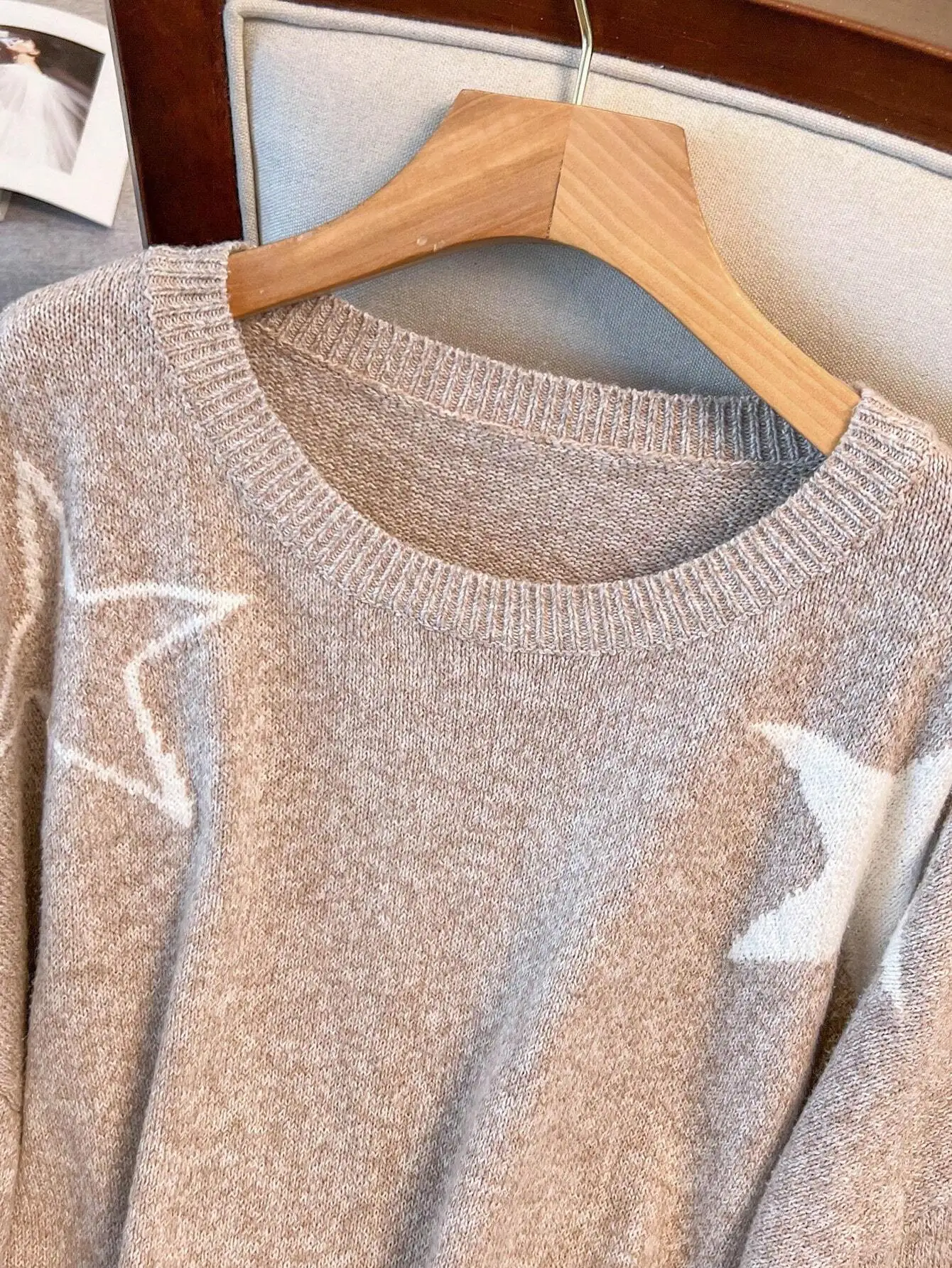 ニットセーターシンプルでスタイリッシュな秋冬の万能ラウンドネックトップと女性の五芒星の組み合わせ