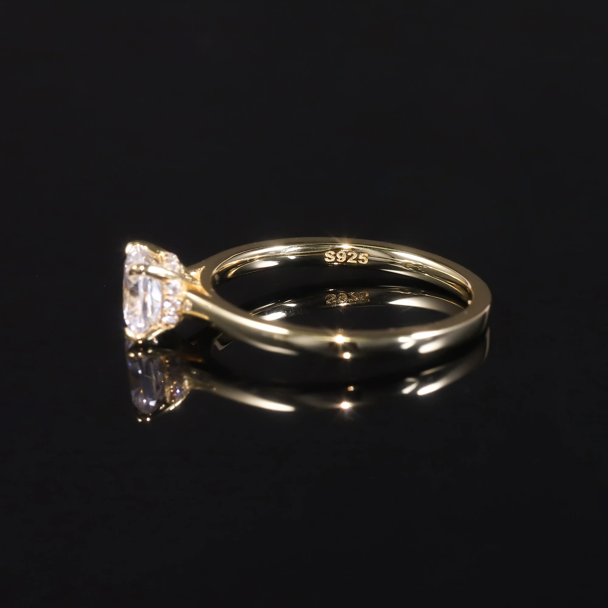 GEM'S BALLET 0.8CTW 5.5 ملم قطع الوسادة فريزيا المخفية هالو مويسانيتي سوليتير خاتم الخطوبة مطلي بالذهب عيار 18 قيراط 925 فضي