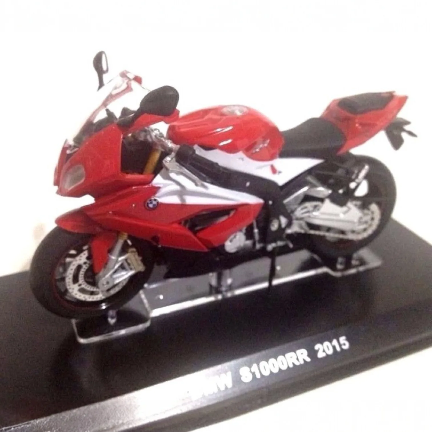 Salvat, Moto modèle S1000Rr 2015 Couleur rouge, Échelle 1:18, Miniature moulée sous pression, Collection Superbikes, Réplique métal et plastique, Qualité de détails, Sans emballage, Emballage d'origine, Base d'affichage d'identification du modèle et de l'année
