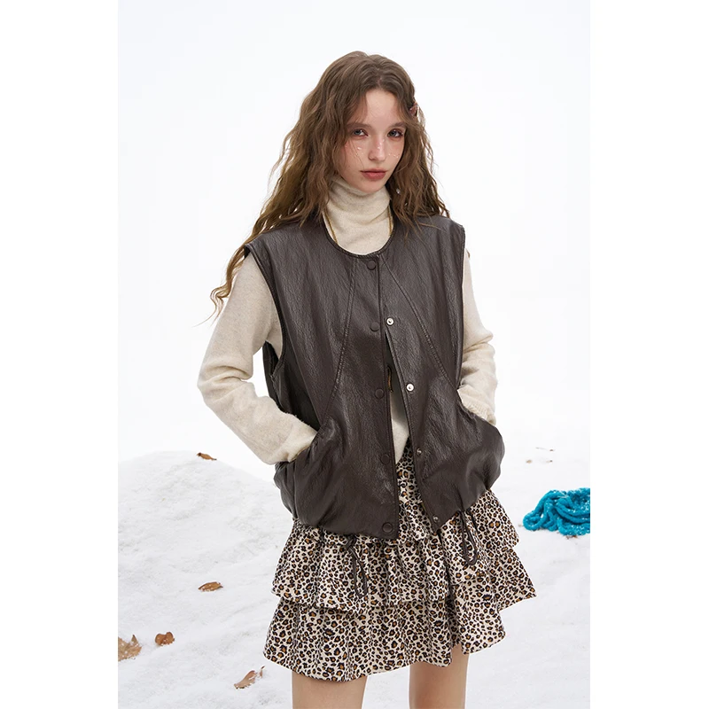 ELFSACK 2025 Winter New Arrivals Y2K Vintage Minimalist Faux Leather Solid Round Neck Sleeveless Jacket For Women