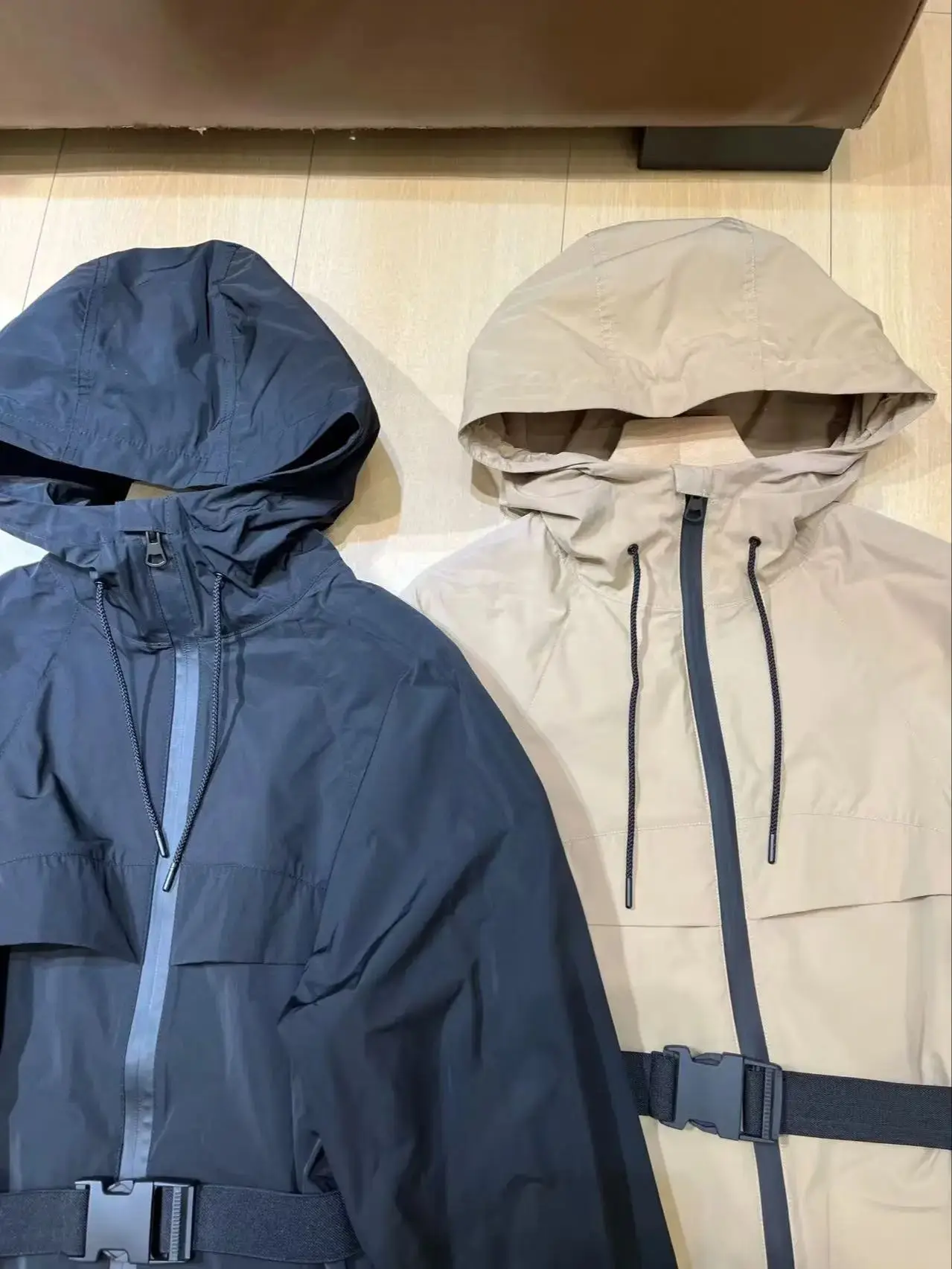 Lässiger, dünner Trenchcoat mit Kapuze für Damen im Frühjahr