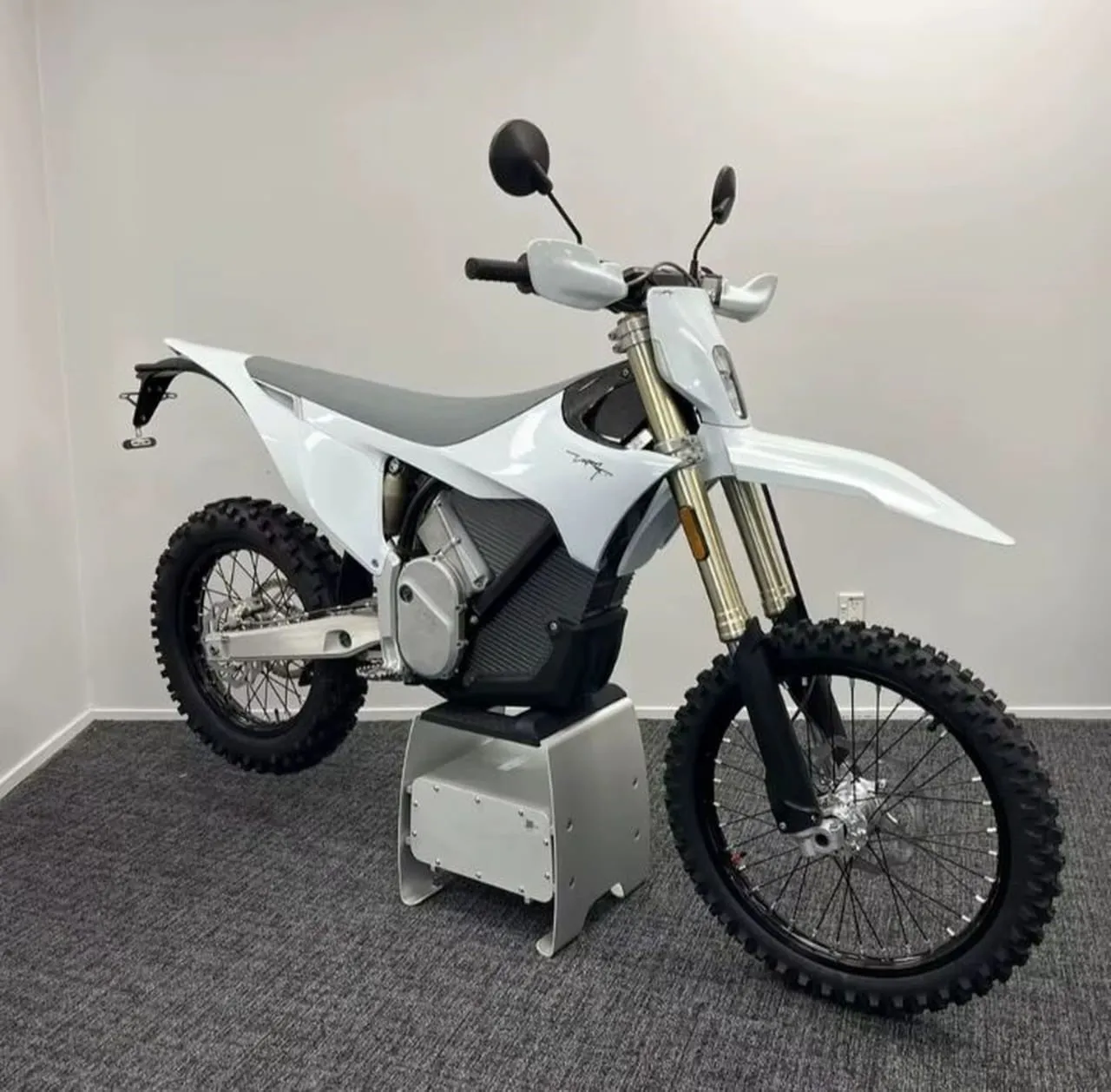 new 2025 Stark Varg Alpha 80 Hp white Edition.