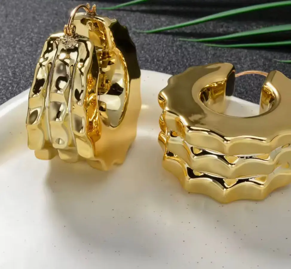 Image of Neu eingetroffen, heiß begehrte Damen-Ohrringe, durchbohrt, galvanisiert, beliebte goldfarbene Kupferlegierung, große Ohrringe für Partys, kostenloser Versand
