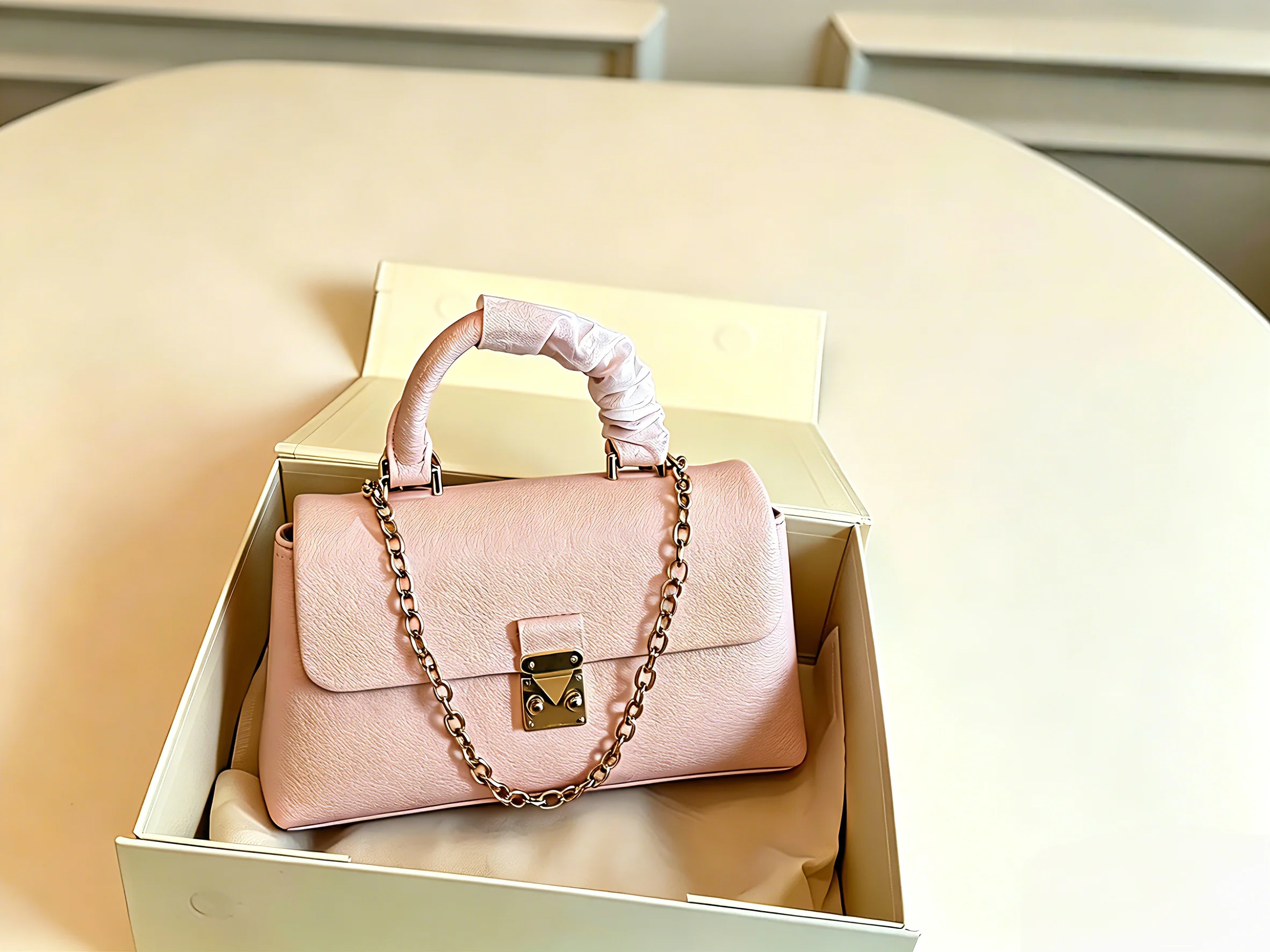 

2026 Women's New Chain Messenger Handbag Fashionably Simple Crossbody Bag Suitable For Various Occasions 20*12cm