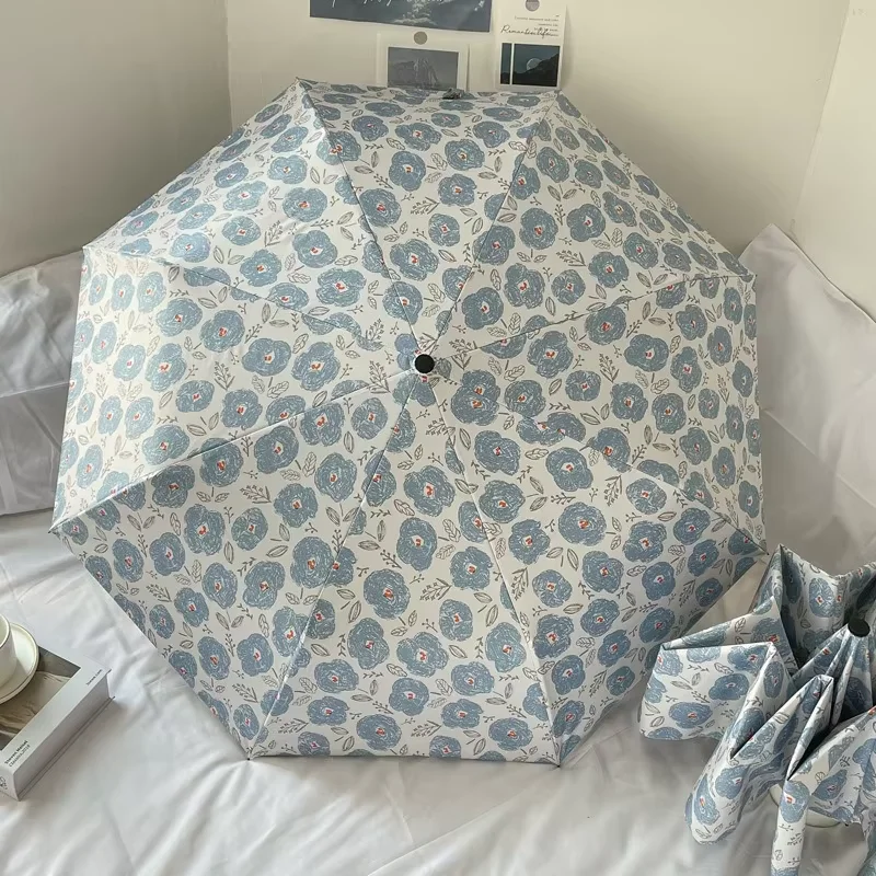 

Автоматический тройной зонт подходит как солнечный и дождливый день и имеет синий цветочный узор на поверхности.
