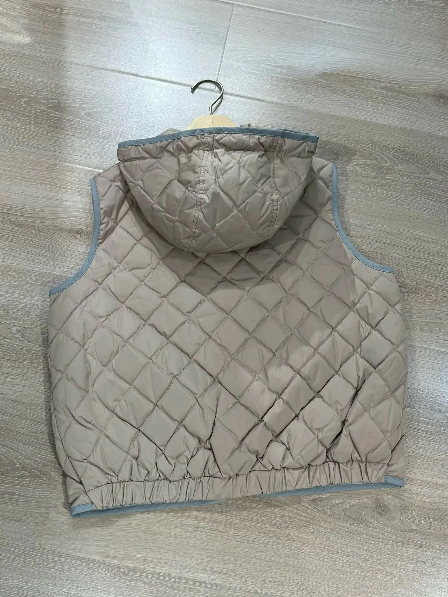 سترة بدون أكمام من أوزة