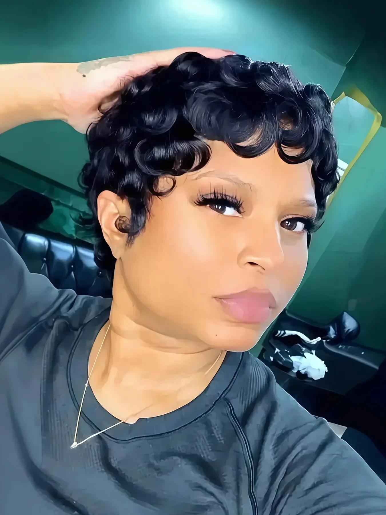 

Парик с стрижкой пикси для женщин Короткие вьющиеся парики с бомбочками Короткие вьющиеся синтетические парики Пикси Многослойный парик с стрижкой Пикси Натуральные черные короткие парики