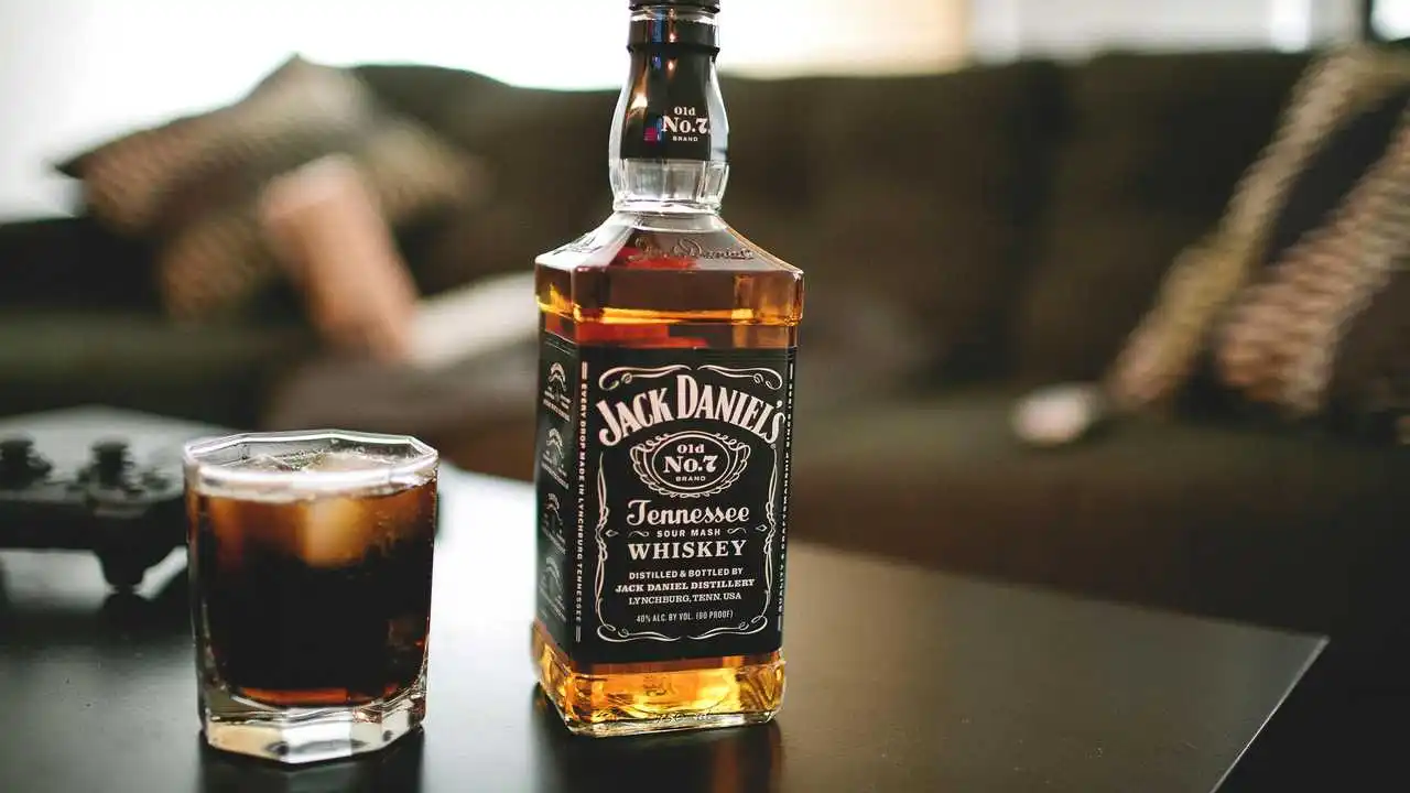 Scotch Viski Çeşitleri İçin Mükemmel Bir Dekorasyon Seçimi: Linxone Ekoköşe Jack Daniel’s Şişe Resmi