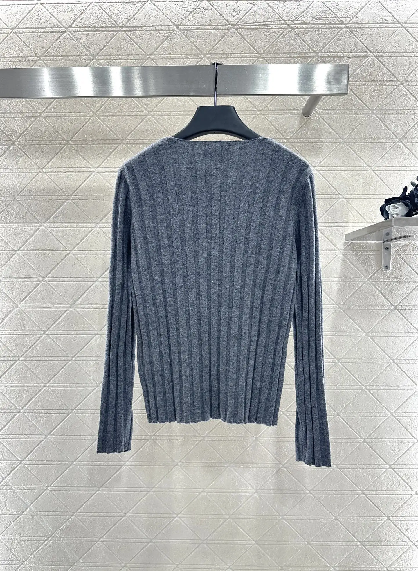 

2025 Autumn/Winter New Product Vertical Stripe Texture Knitted Long Sleeve V-neck Embroidered Letter 02