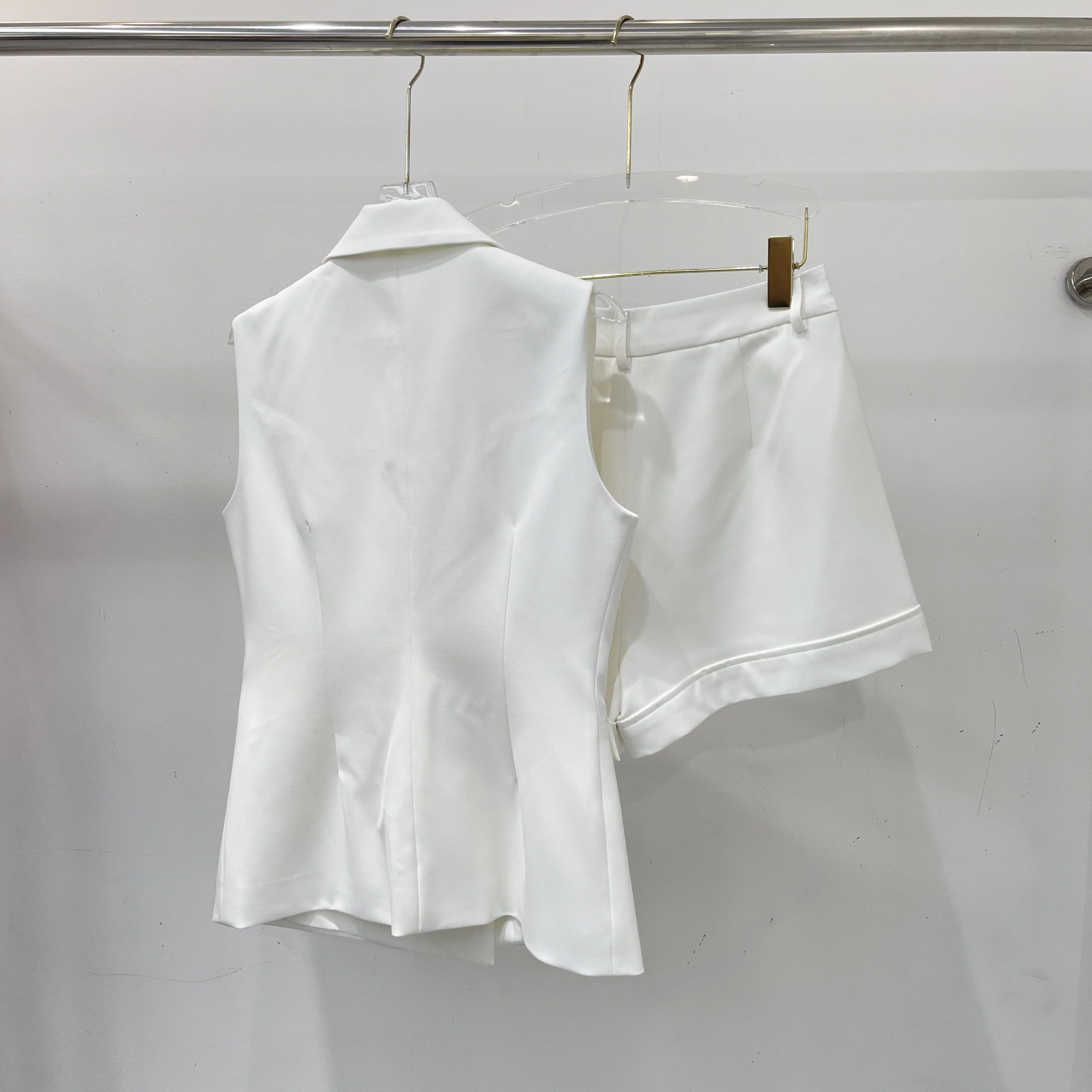 

Новинка Весна/Лето 2026: Изысканный женский комплект-двойка для создания молодежного образа, состоящий из жилетки и шорт