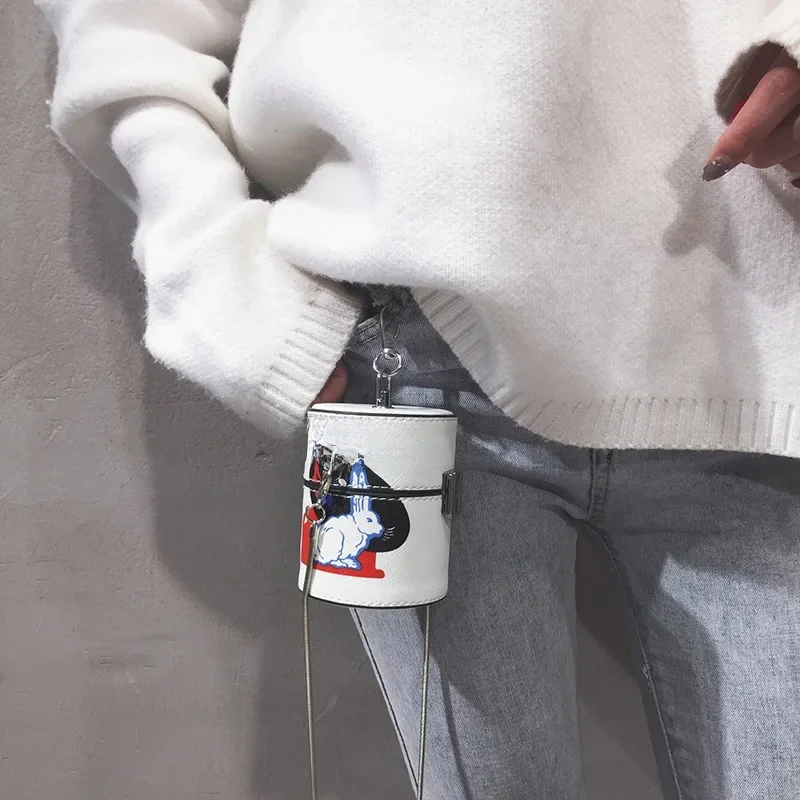 Mini w kształcie cylindra na ramię torby kurierskie crossbody dla kobiet Cartoon biały królik wydruku Pu torebka z łańcuszkiem z wiaderkiem — zdjęcie 2