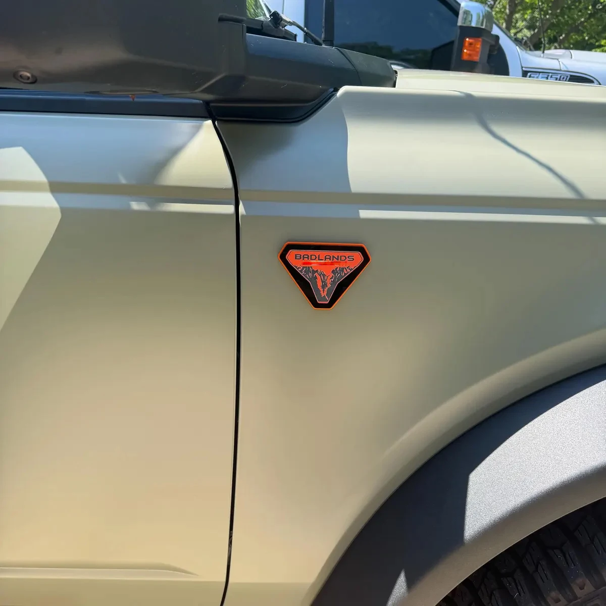2-pcs-de-aluminio-criativo-badlands-sasquatch-fender-ventilacao-adesivo-floresta-montanha-emblema-decalque-graficos-para-ford-bronco-sport-21-24