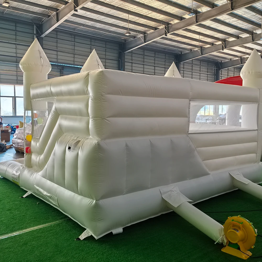 Nowy dmuchany domek do skakania o długości 15 stóp z balonem Wytrzymały biały zamek do skakania z PVC z zjeżdżalnią, domek do skakania z piłeczkami na imprezę