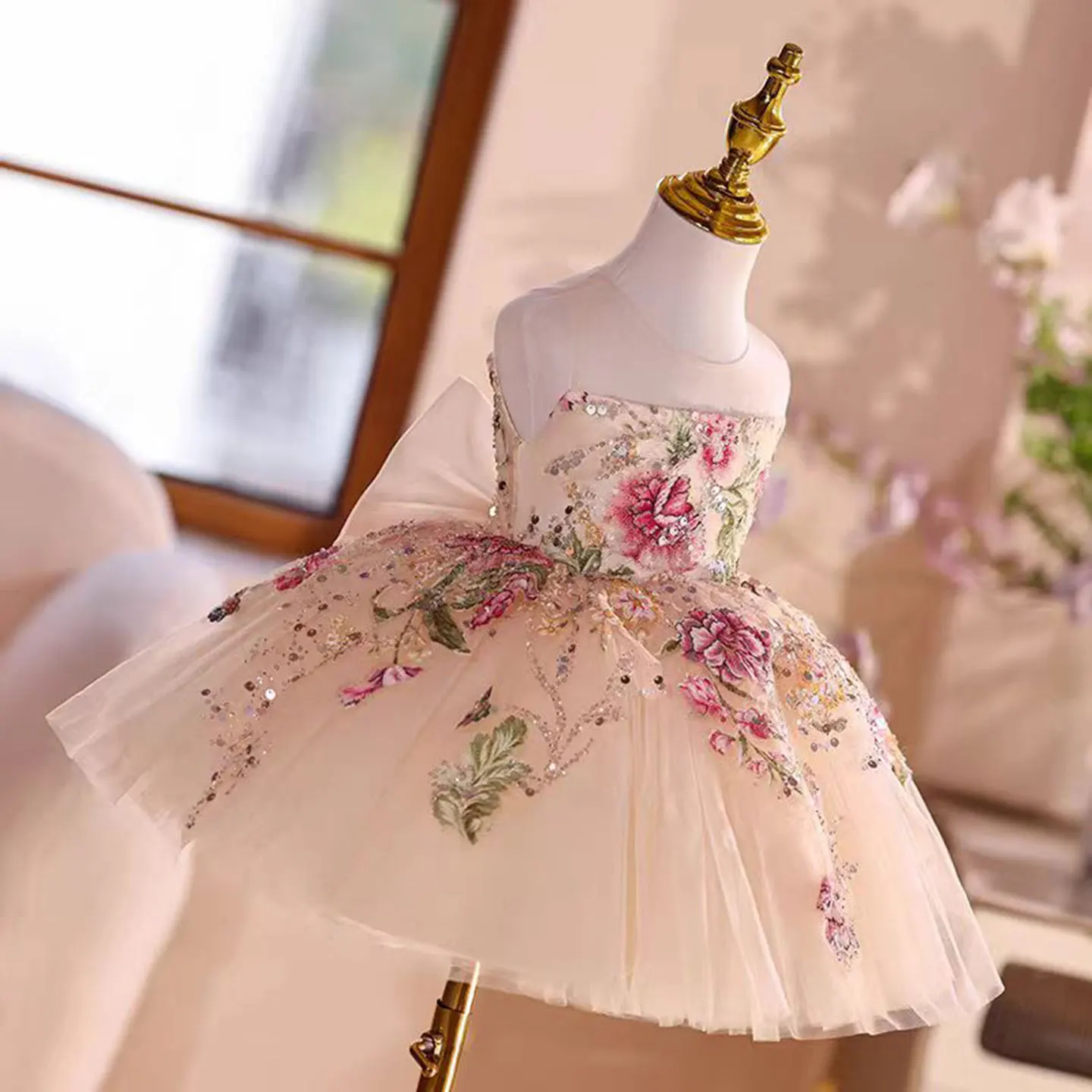 Dreamy Vow D012 Elegante design senza spalline con motivo ricamato Abito da ragazza di fiori con fiocco senza maniche Abito da ballo per feste di nozze