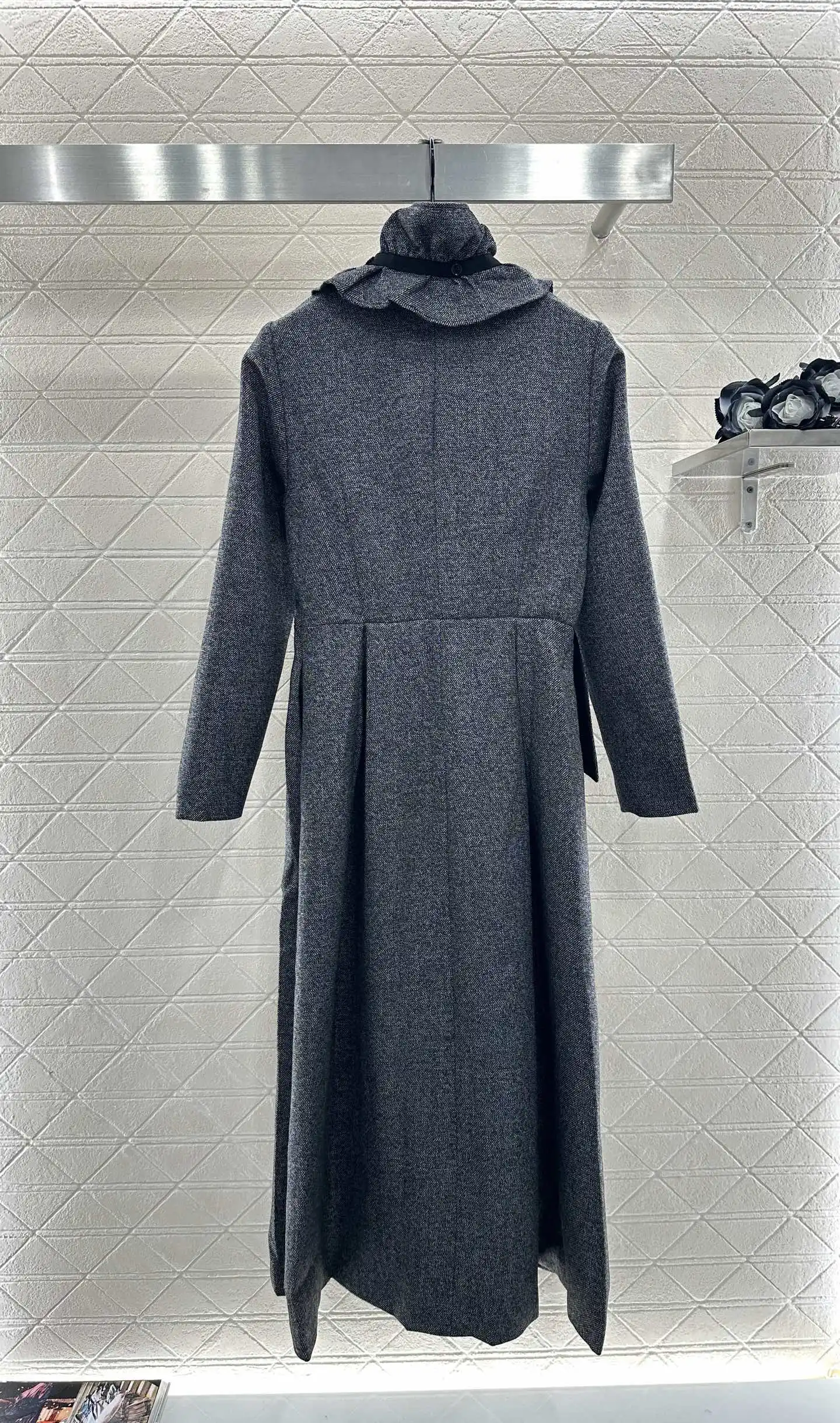 

Women's Black Long Coat - Stylish Silhouette & Comfortable Fit, Essential for Winter Style