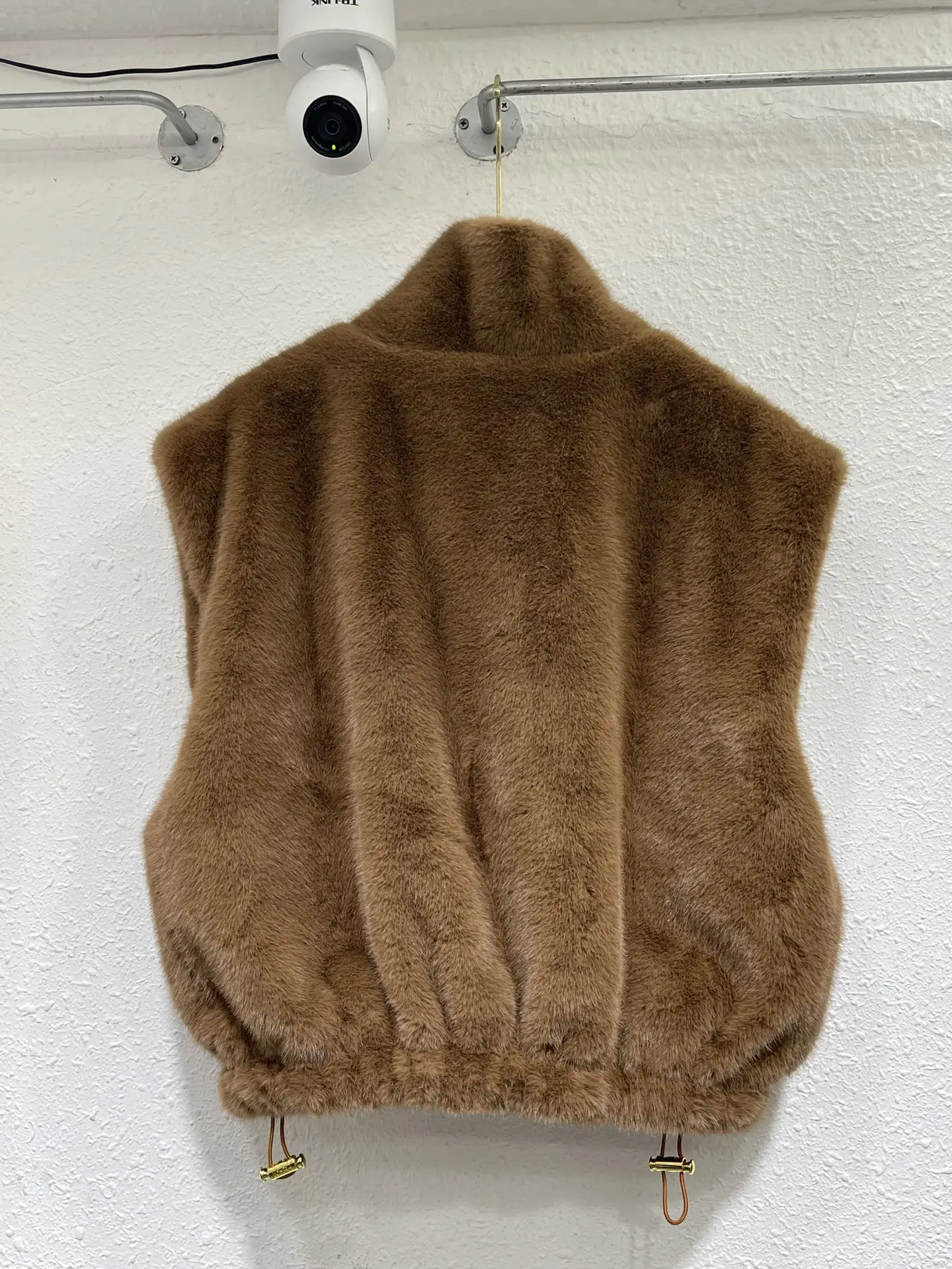 

Зима 2025, новый женский короткий жилет с высоким воротником и застежкой-молнией на шнурке из искусственной норки