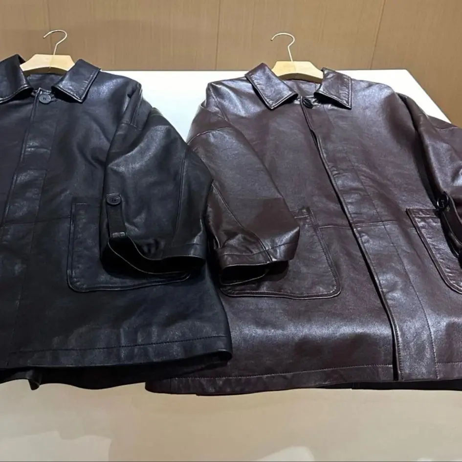 Herbstlicher, lässiger, lockerer Damenmantel aus echtem Leder