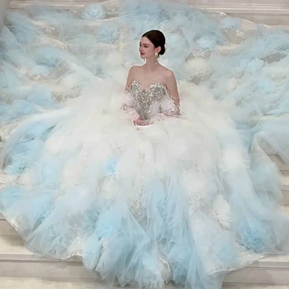 

Вечернее платье для церемонии квинсеанера цвета слоновой кости и синего.