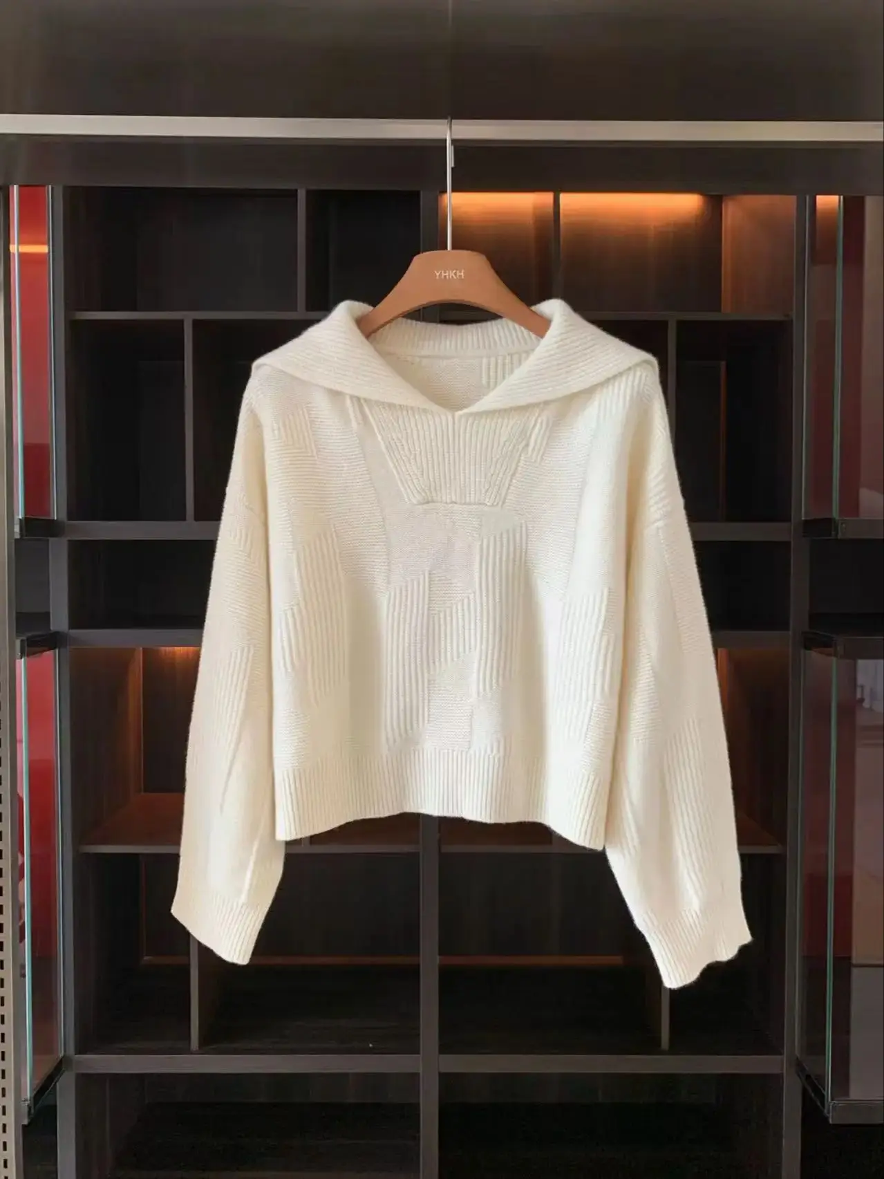 

Luxurious solid color short wool sweater with a sailor collar