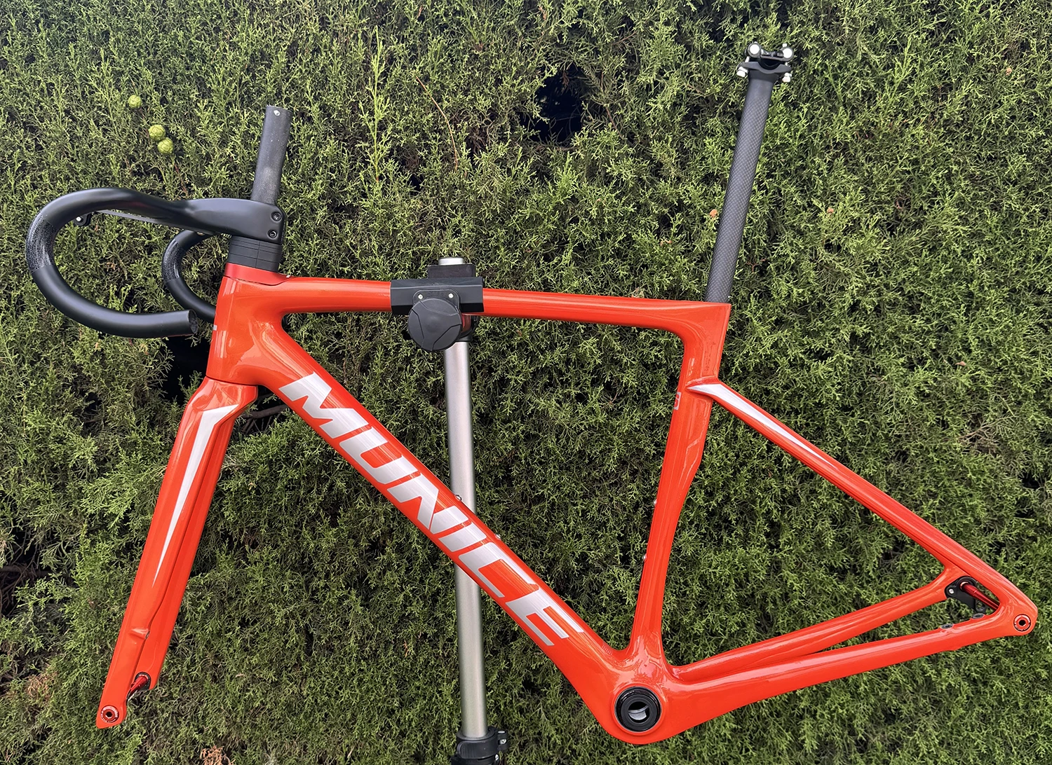 Munice R2 Carbonfaser-Rennradrahmen Versand aus Spanien Ultraleichter Allround-Carbon-Rennradrahmen Aerodynamischer EPS-geformter Carbonrahmen Scheibenbremse Max. 700*32C AERO T47 Fahrradrahmen Vollständig interne Kabelführung Lenker DI2 Mechanisch 2 Jahre Garantie – Detail 11