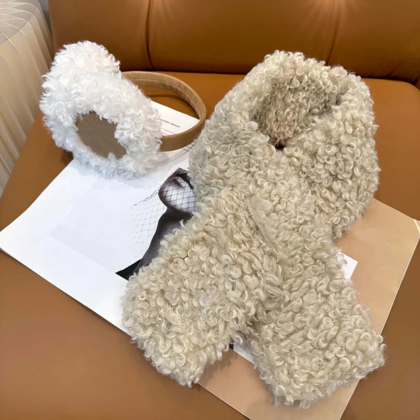 بدلة نسائية بحزام خصر على شكل كوب لعام 2025 من صوف الضأن كلاسيكي متعدد الاستخدامات موضة بسيطة للتزلج في الشتاء بدلة نسائية جديدة