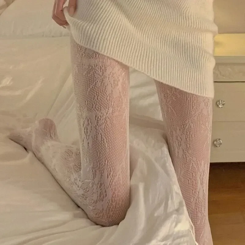 Bas en maille de dentelle évidée Lolita pour femmes, collants à fond gothique japonais, collants résille en rotin floral classique, noir et blanc sexy