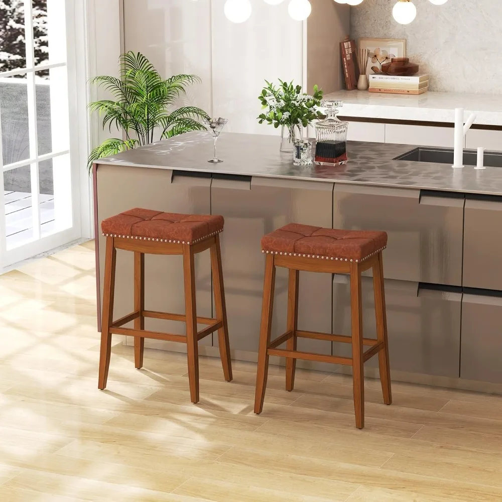 

Комплект из 2 барных стульев, высота 29 дюймов, с сиденьем-седлом, подставкой для ног, декоративными заклепками, обивкой на пуговицах, каркас из каучукового дерева, обитые тканью.