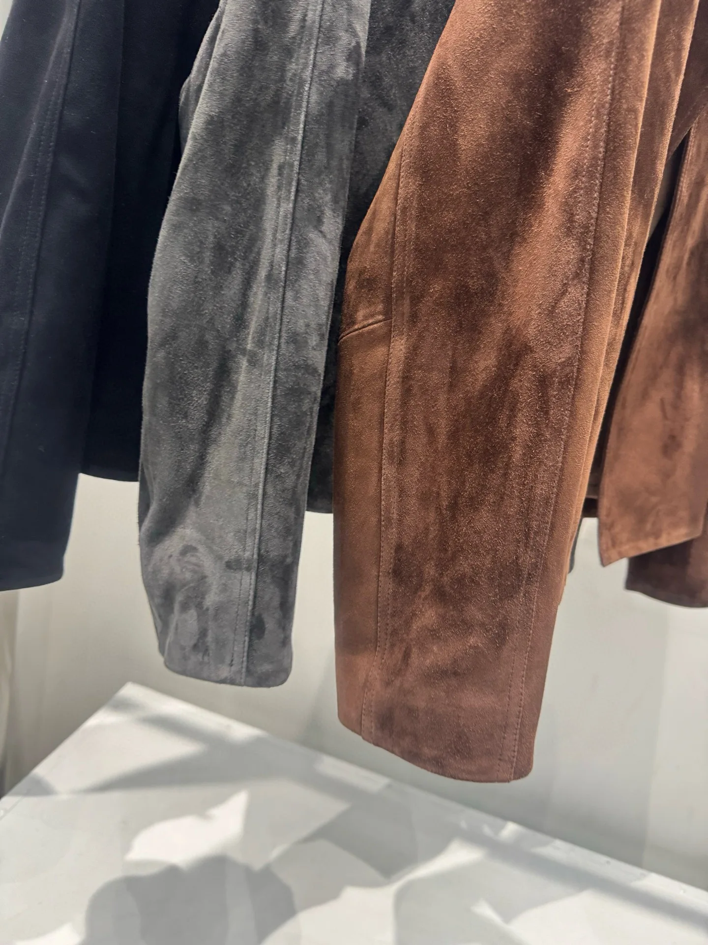 Elegante minimalistische Damen-Wildlederjacke