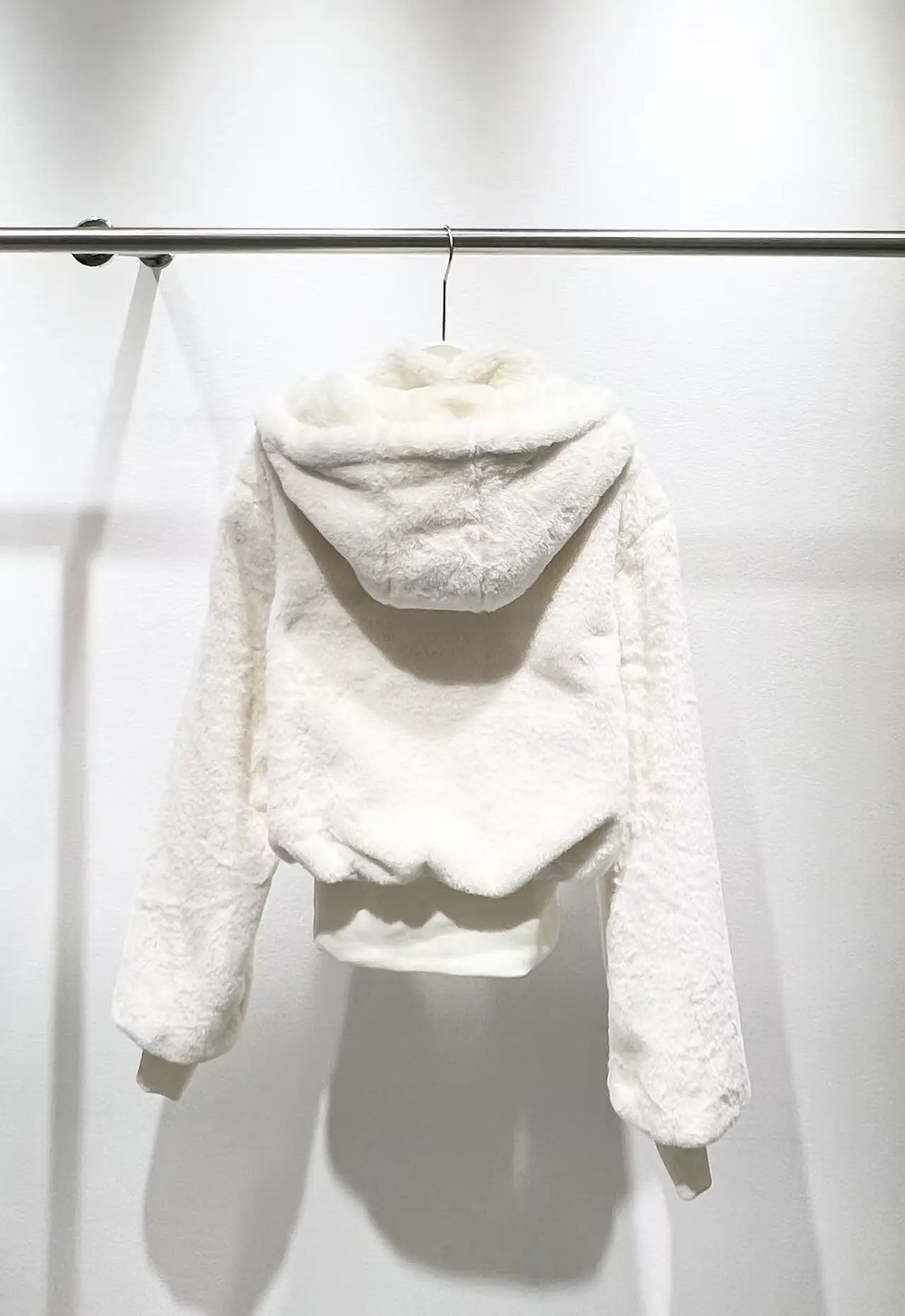 

Зимнее повседневное короткое пальто на молнии с капюшоном из овечьей шерсти 2025 5D51