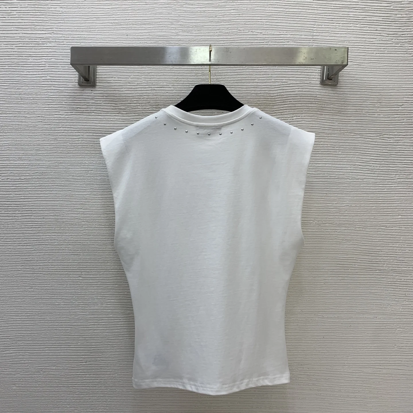 

Ladies' new classic rivet letter logo decoration, slim fit and slimming, shoulder style round neck vest T-shirt top