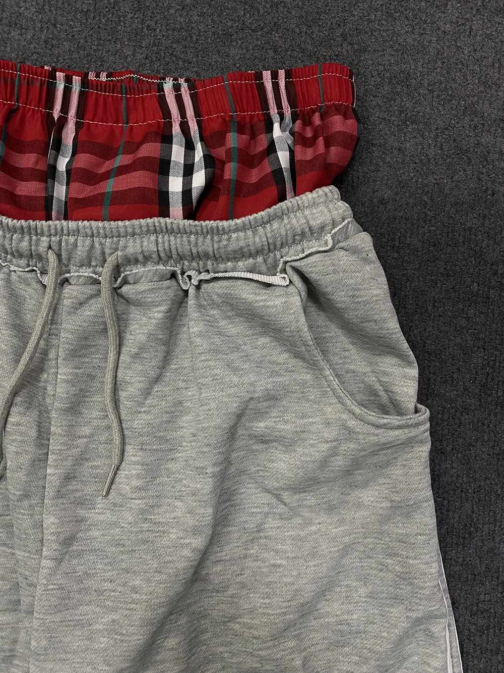 Retro Damenhose, locker geschnitten, im zweiteiligen Look, mit doppeltem Bund und Streifen, Frühjahr 2026, modische Freizeit- und Büro-Langhose – Detail 9