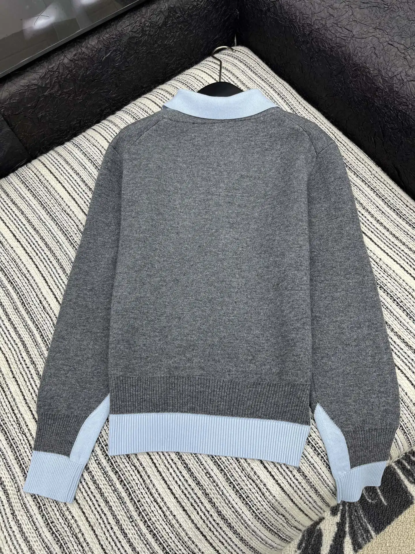 

2025 Early Autumn T-shirts Round Neck Sweaters Jacquard Letters Contrast Color Fake Two-Piece Lapel Sweaters Shirts & Blouses