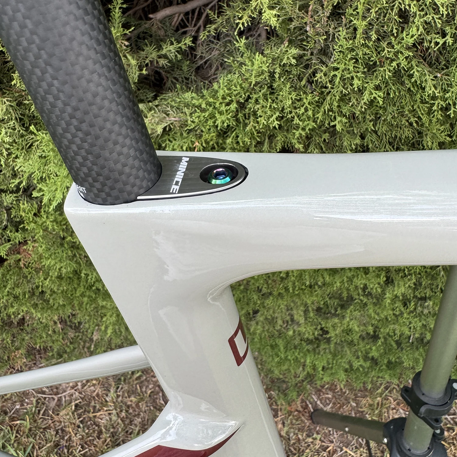 Munice R2 Carbonfaser-Rennradrahmen Versand aus Spanien Ultraleichter Allround-Carbon-Rennradrahmen Aerodynamischer EPS-geformter Carbonrahmen Scheibenbremse Max. 700*32C AERO T47 Fahrradrahmen Vollständig interne Kabelführung Lenker DI2 Mechanisch 2 Jahre Garantie – Detail 22
