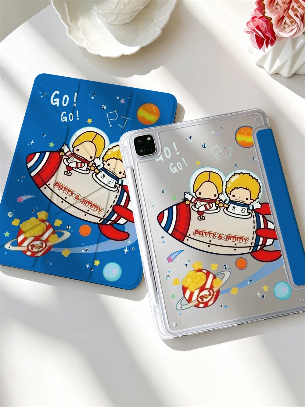 Kawaii Astronaut Patty&Jimmy Y-fold Print Case For iPad Air6/7/8 Pro11 2020-2022 Air4/5 10 7/8/9 Air3 A16 Pen Slot Shockproof Co