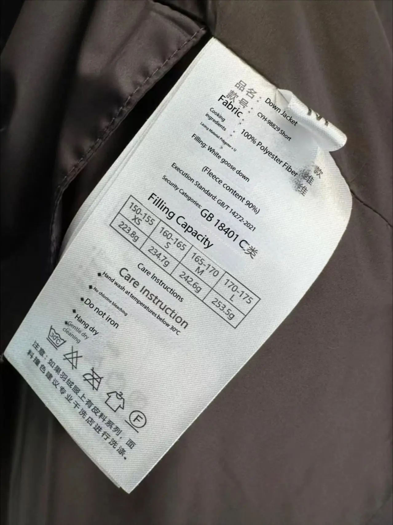 Elegante, minimal hochwertige Daunenjacke mit schrägen Knöpfen und Kapuze