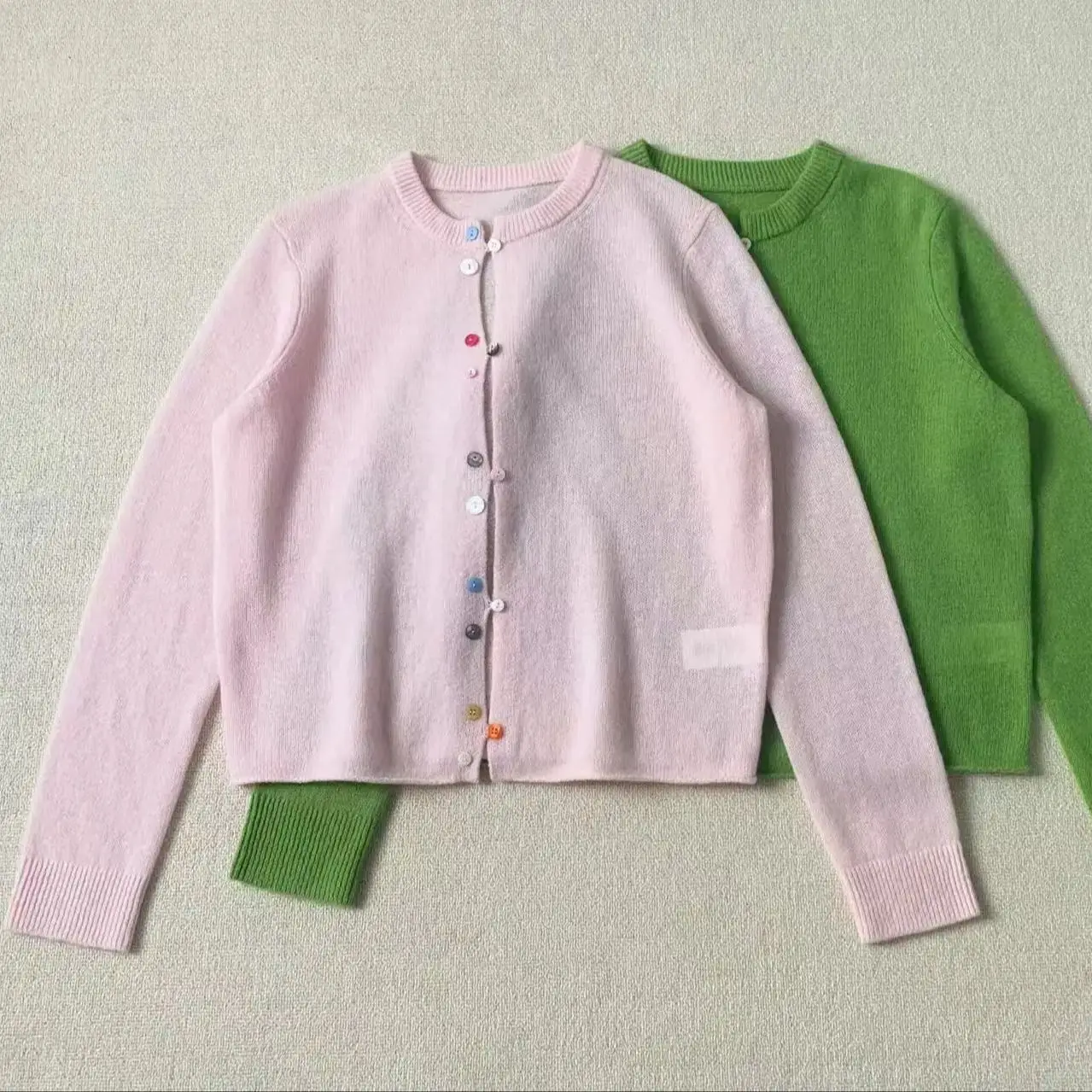 

Элегантный женский милый кардиган из 100% шерсти с радужными пуговицами