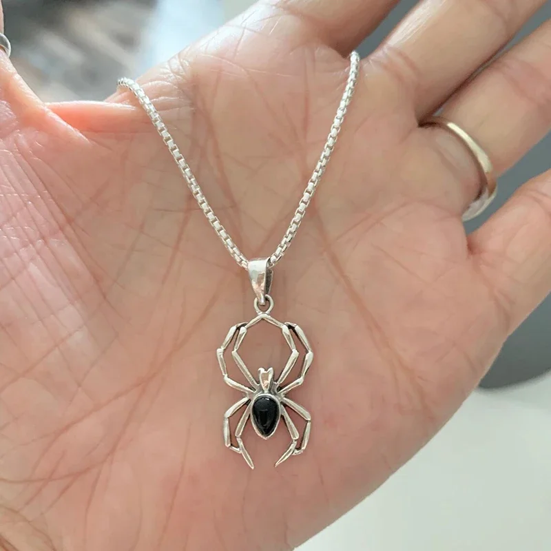 Huitan Niedliche Spinnen-Tier-Anhänger-Halskette für Damen, silberfarbene Kette, Halskette im Y2K-Stil, Damen-Hals-Accessoires, trendiger Schmuck