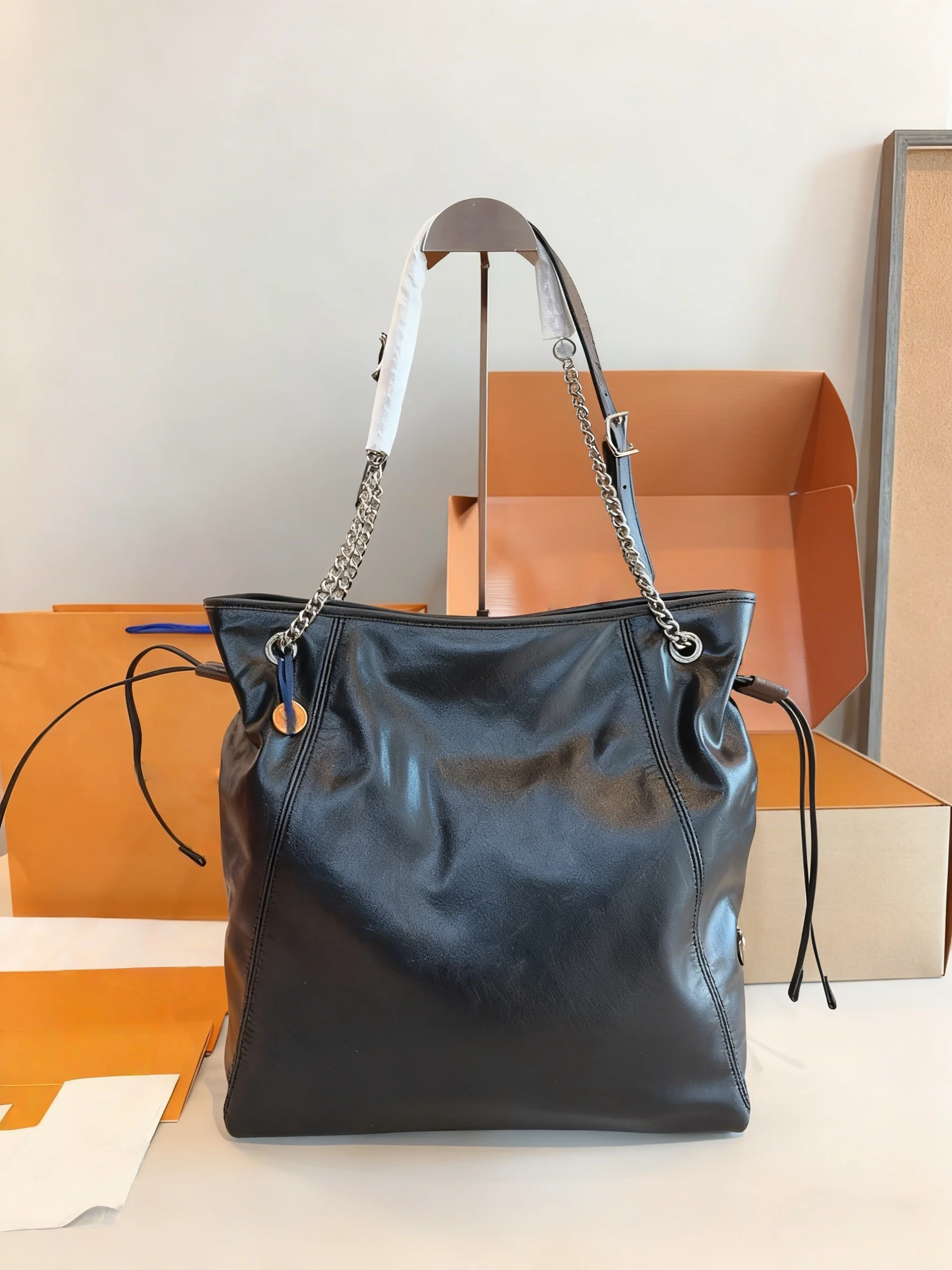 

2025 New SIZE: 35X14X35 OR 26X8X26 CM Fashionable Versatile bags leather cherry Portable can be carried on the shoulder no boxes