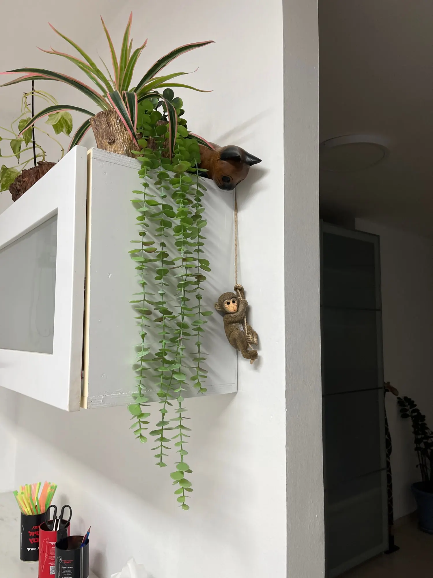 Cute Garden Climbing Monkey Figurine Handmade Resin Crafts Monkey Hanging Ornament Weatherproof Animal Statue Patio Balcony photo review
