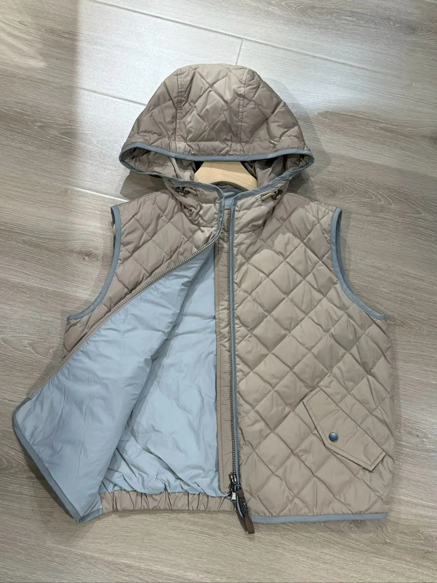 سترة بدون أكمام من أوزة