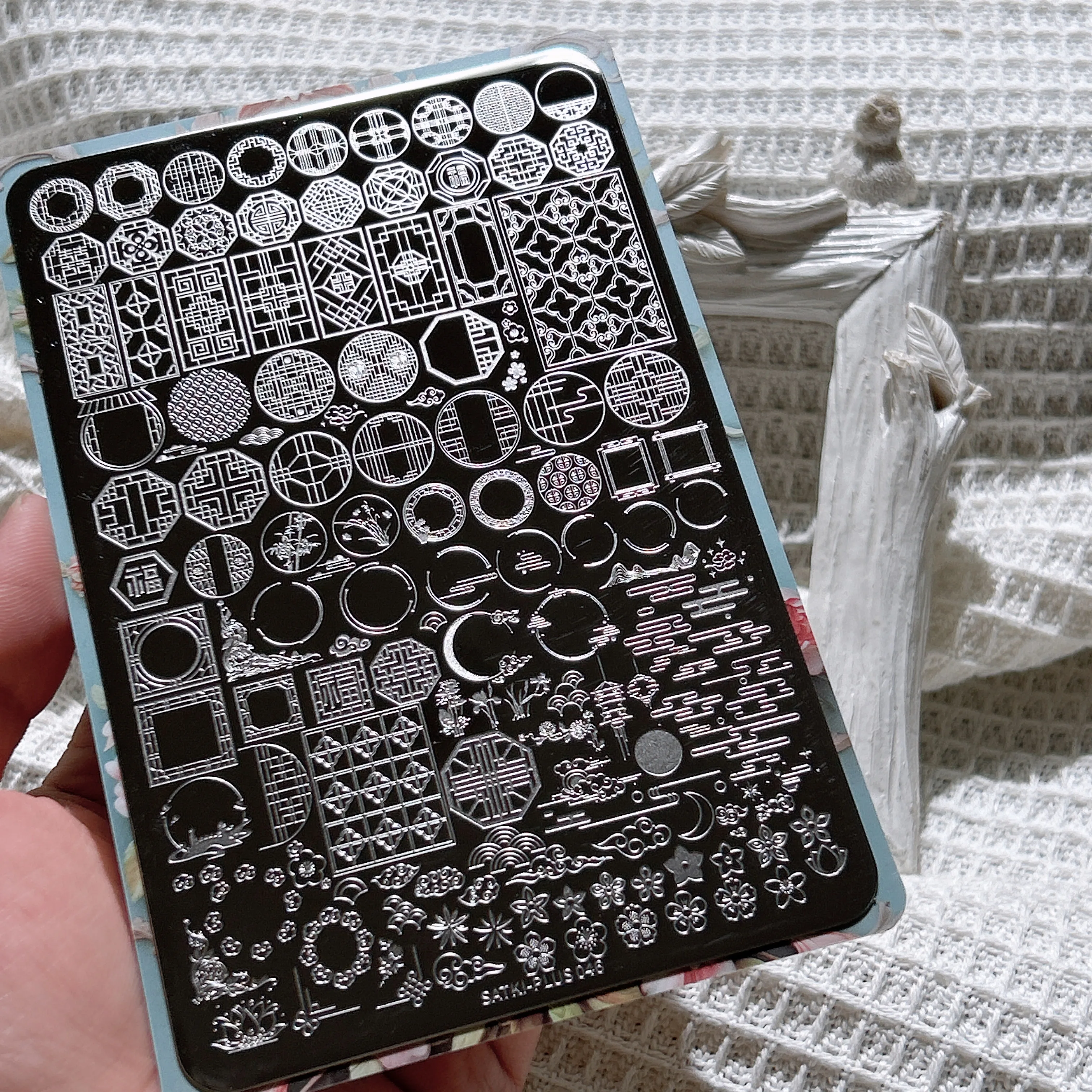 

Пластина для штамповки ногтей, Стальная пластина для штамповки для начинающих, Не требует ручной росписи, Шаблон для украшения ногтей, Стальная пластина с цветочным узором в европейском стиле, Штамповочная пластина для цветочных окон, Стеклянные решітки, 