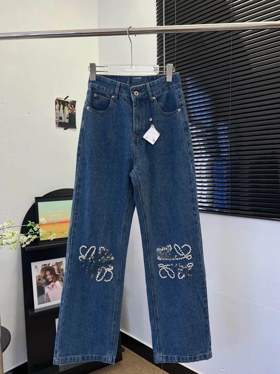 بنطلون جينز نسائي مزين باللؤلؤ لعام 2025 بتفاصيل الركبة من قماش الدنيم كلاسيكي أزرق مريح مناسب لمصمم Y2K مستوحى من المصمم