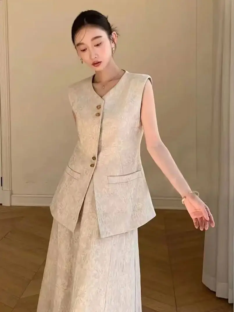 

Элегантный комплект из двух предметов: жилет и юбка из плотного льняного жаккарда с поясом на талии.