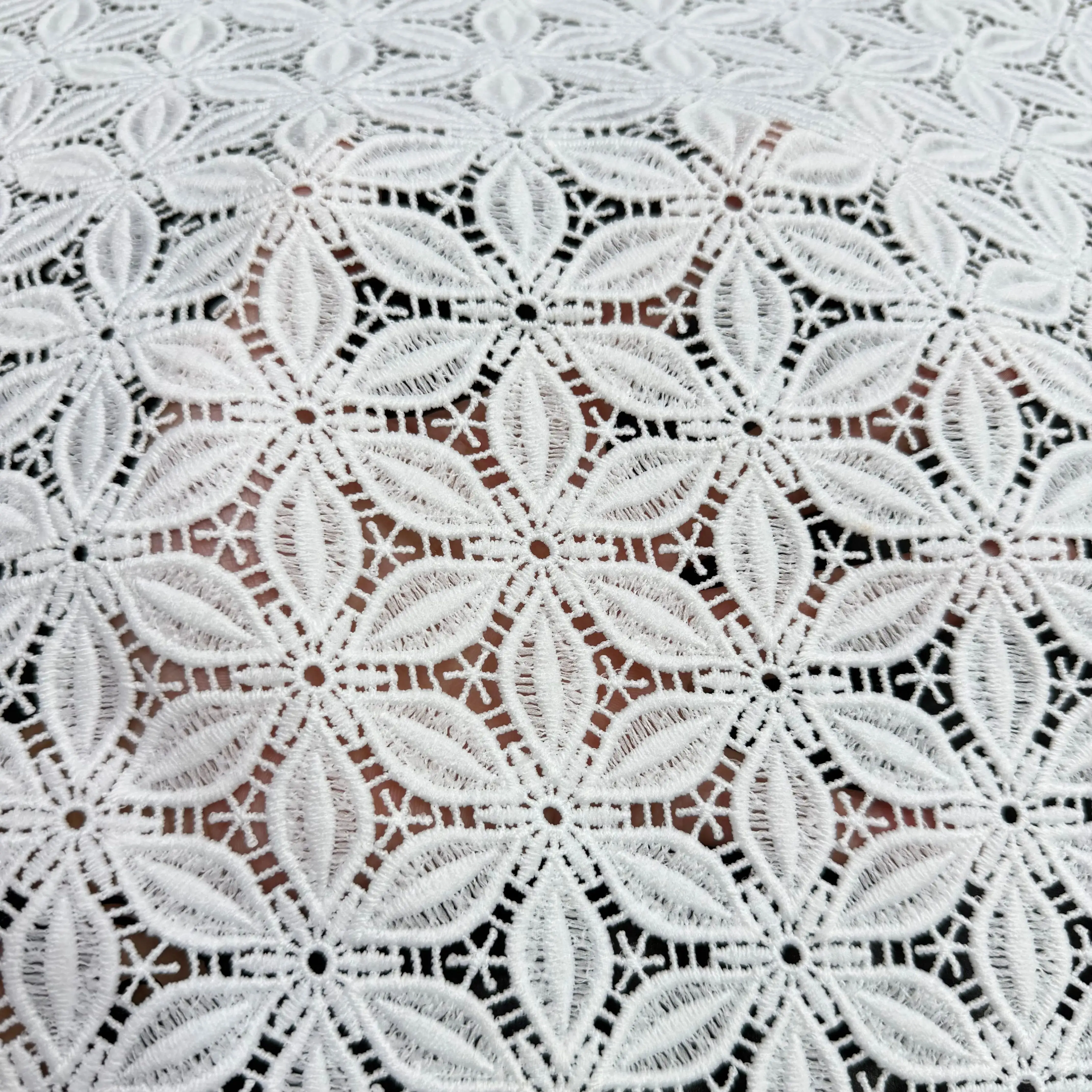 الأبيض البوليستر الحليب الحرير النسيج جوفاء الدانتيل تقليم السلس الملمس هندسية التطريز ديكور المنزل فستان DIY بها بنفسك الخياطة النسيج