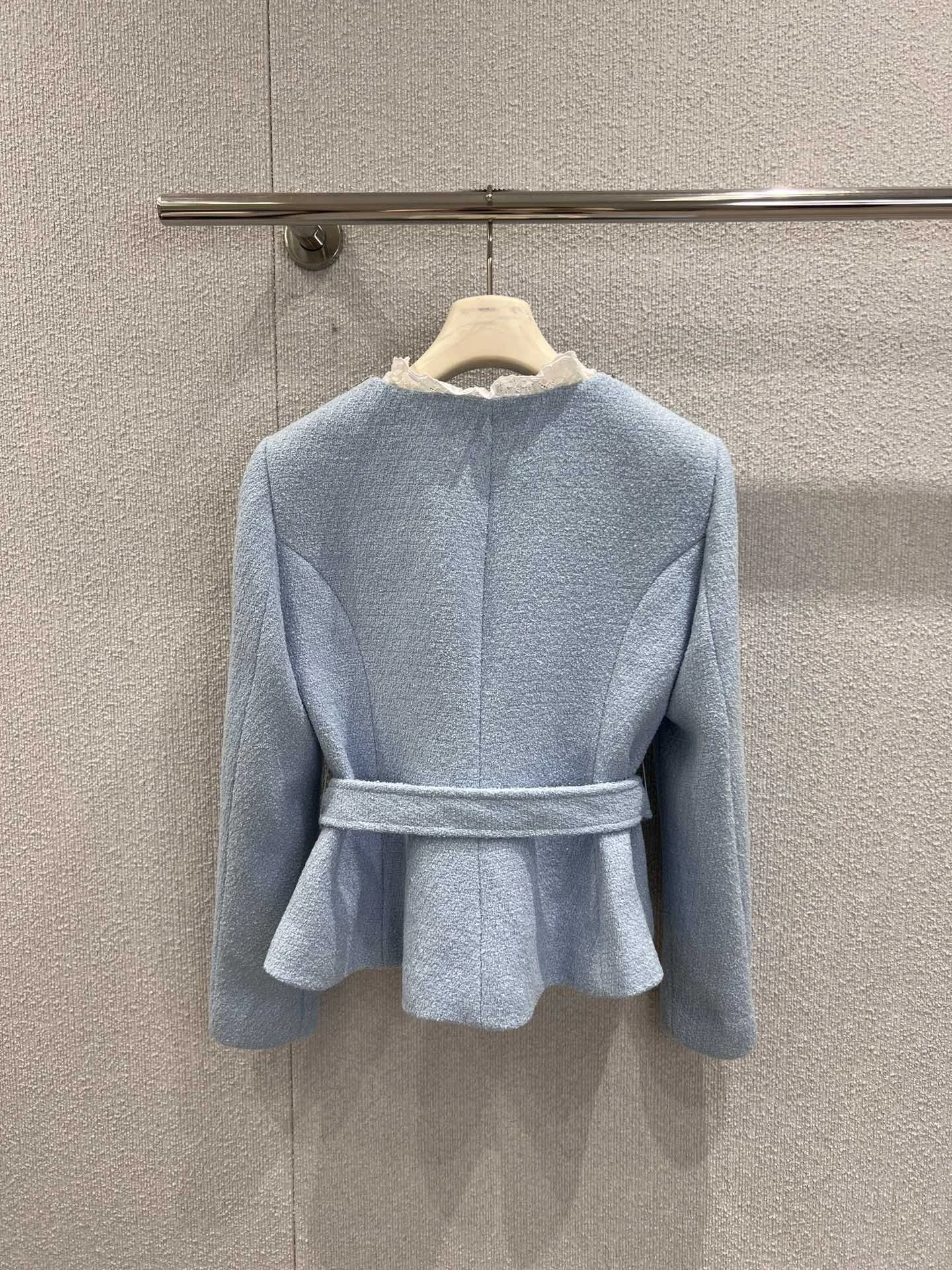 

Новинка 2023 года, пальто, куртка с поясом, однотонное кружево, шерстяные пуговицы с длинными рукавами, универсальное утягивающее фигуру, зима-осень