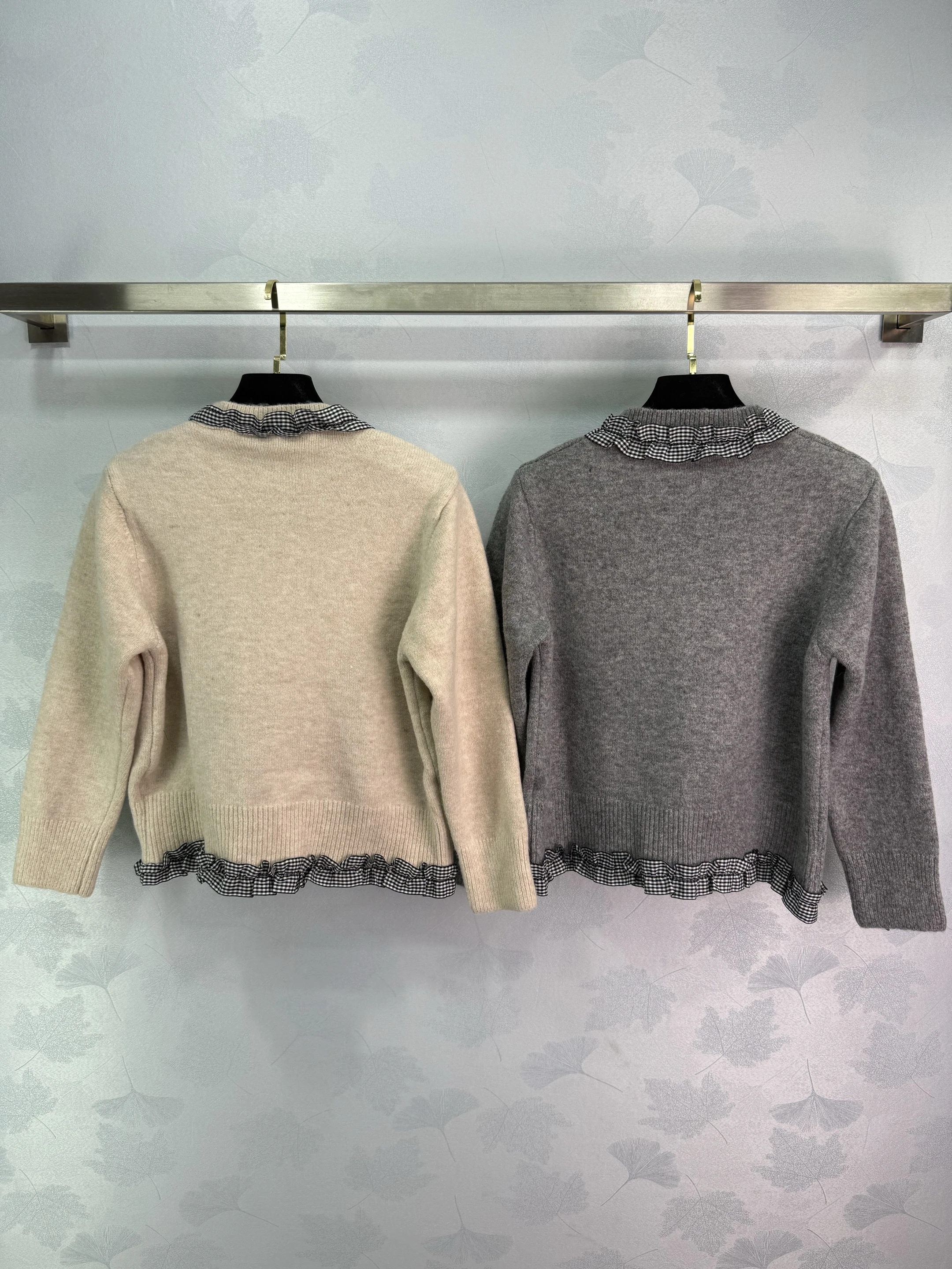 

Новые поступления ранней осени: вязаный кардиган с отделкой из деревянной бахромой и черно-белым клетчатым бантом 520