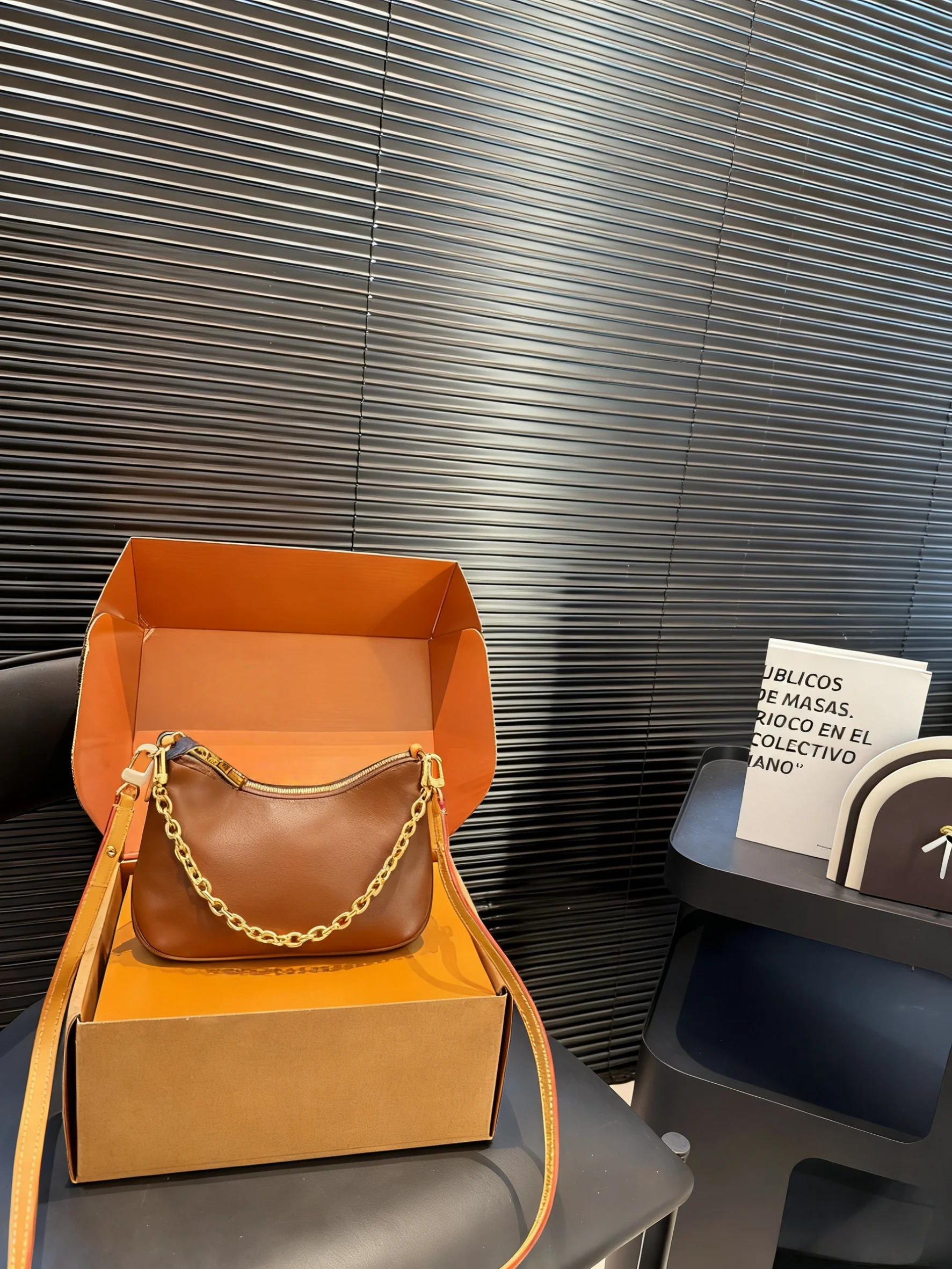 

25 новых милых изысканных высококачественных круассанов с металлической цепочкой через плечо