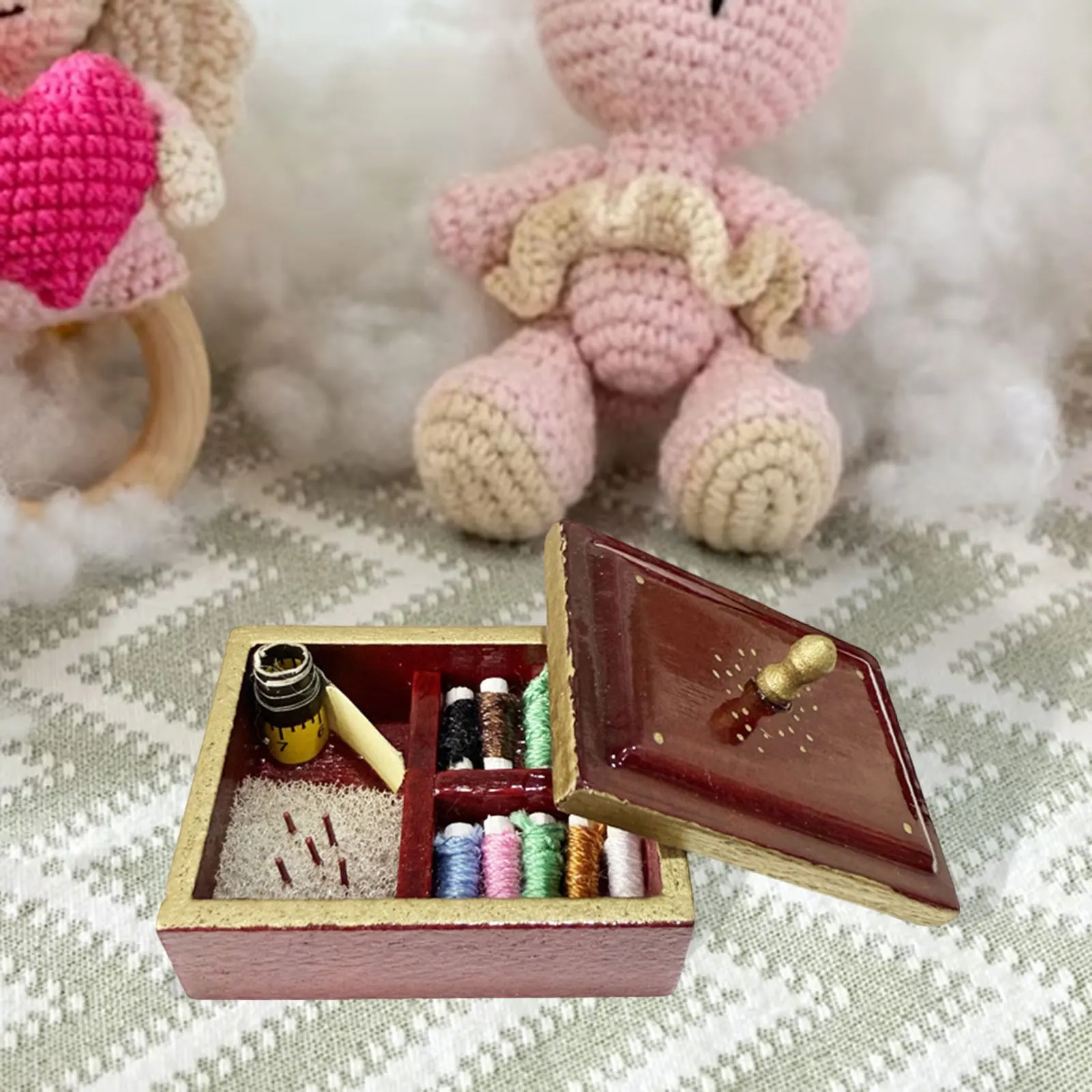 Kit de herramientas de costura para casa de muñecas a escala 1:12, accesorios para muñecas, simulación de decoración, Mini caja de costura Vintage con cubierta, piezas de casa de muñecas de juguete