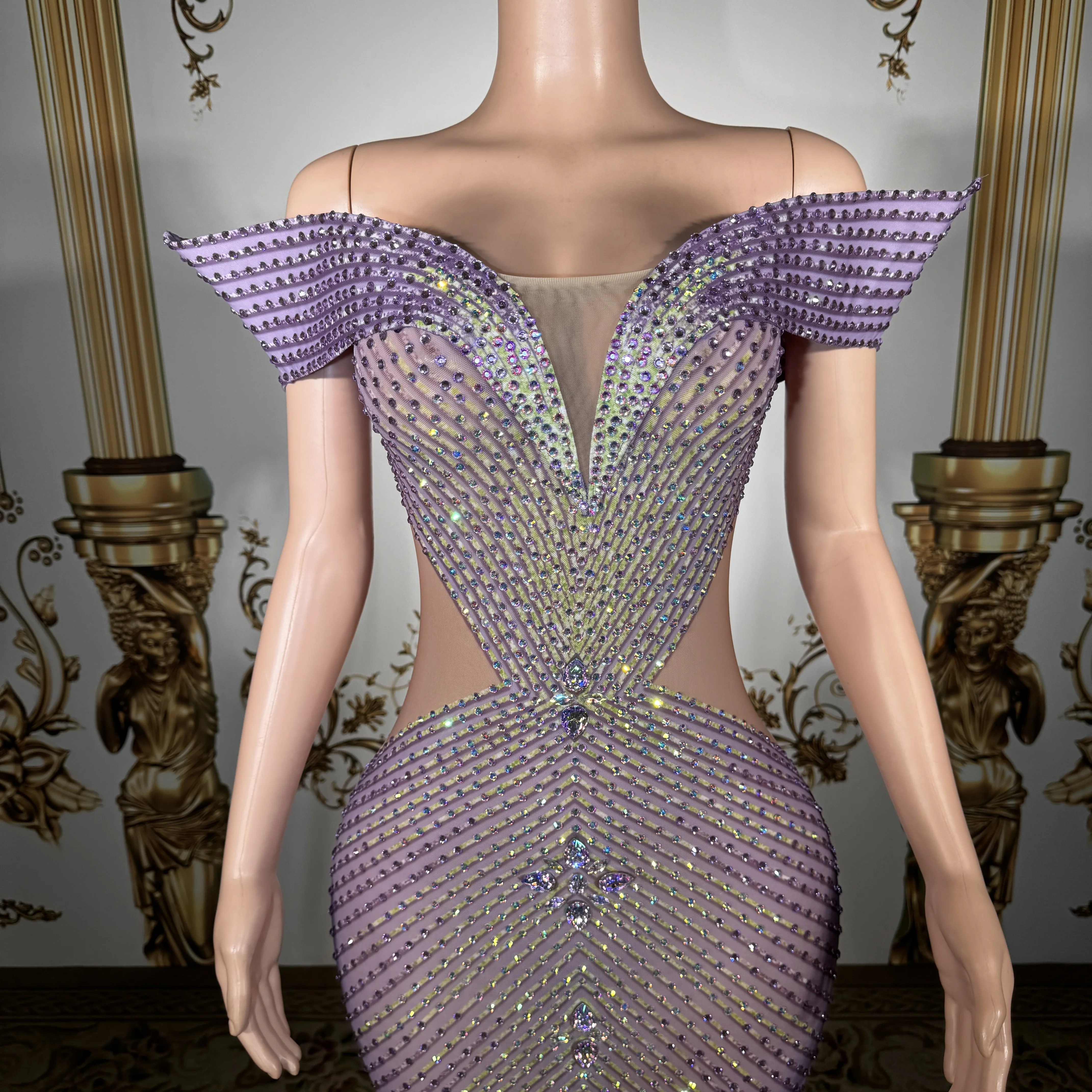 ZD Luxus AB Schillerndes Vertikal Strahlendes Strass-Lavendel Transparentes Netz Schulterfreies Flügelärmel Meerjungfrau-Maxikleid